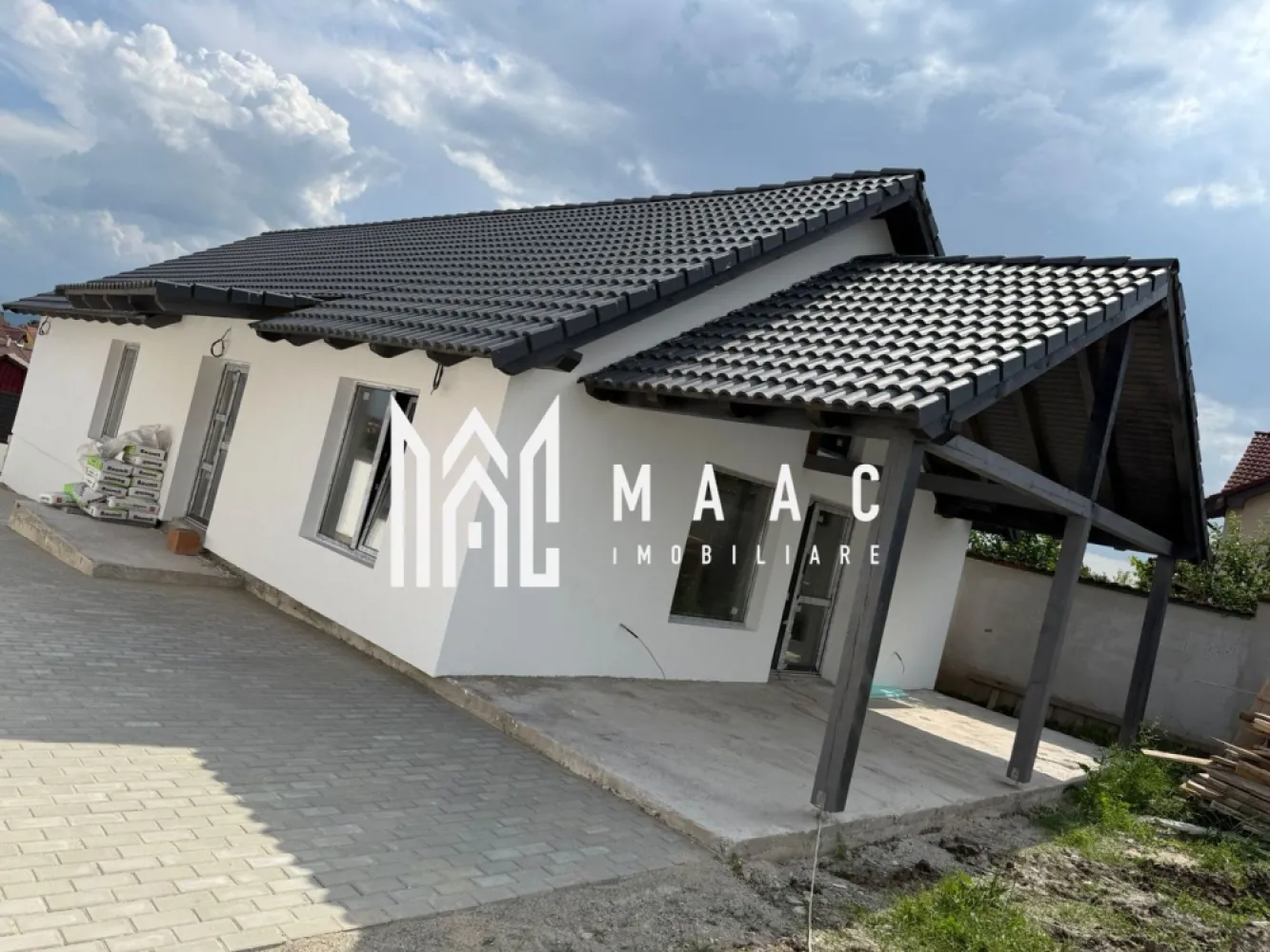 Casă individuala modernă I 4 camere I 500 mp teren I 98 mp utili I Șura Mică - MAAC Imobiliare vă propune spre vânzare o casă unifamilială modernă, situată într-o zonă liniștită cu priveliște spre Munții Păltiniș, în localitatea Șura Mică. Imobilul este construit pe un singur nivel, are o suprafață utilă de 115 mp (inclusiv terasa) și este amplasat pe un teren generos de 500 mp. Casa este construită cu materiale de calitate superioară, are toate facturile la zi și va fi predată la stadiul de cheie, atât la interior, cât și la exterior, cu gard realizat din materiale de înaltă calitate. Se poate achiziționa și prin credit bancar. Caracteristici principale: 4 camere 2 băi Teren: 500 mp Suprafață utilă: 115 mp Priveliste superbă spre munți Încălzire în pardoseală pe întreaga suprafață Instalație electrică finalizată și funcțională Geamuri antracit cu 3 foi Ușă de intrare PVC Salamander Țiglă antracit de calitate superioară Șapă turnată și placă de beton Gard exterior finalizat, materiale premium Alte avantaje: Zonă liniștită, de case noi Acces facil către Sibiu Lumină naturală din plin Casa este ideală pentru familiile care își doresc o locuință modernă, confortabilă și cu spațiu generos. Pentru mai multe detalii precizati telefonic ca ati vazut anuntul cu ID: CP2519750 }}