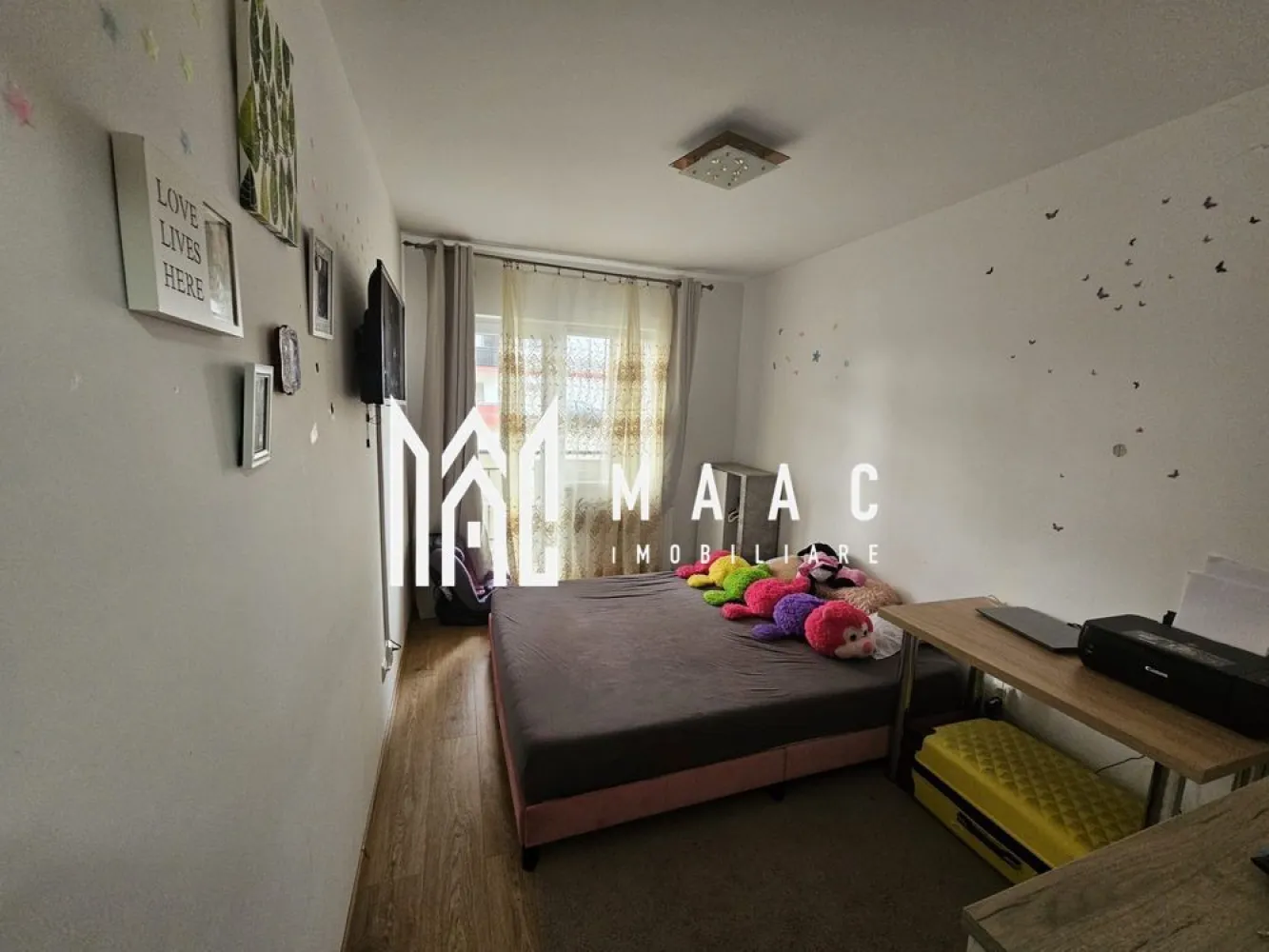 Apartament 3 camere | Parter | Parcare | 58 MP | Magnolia - MAAC Imobiliare va prezinta un apartament cu 3 camere situat in cartier Magnolia.

Localizare:
Apartamentul este situat în cartierul Magnolia, într-un bloc nou cu lift, într-o zonă liniștită și bine organizată, cu acces facil către puncte de interes, mijloace de transport, magazine și spații verzi.
Imobilul se află la parter intr-un bloc de 8 etaje.

Caracteristici:
Tip apartament: 3 camere semi-decomandat
Suprafață utilă: 58 mp
Suprafață totală: 68 mp
Etaj: Parter
Bloc dotat cu lift
Balcon: 10 mp, accesibil din living.

Compartimentare:
Hol de intrare
Baie complet echipată, dotată cu cada, mobilier sanitar și mașină de spălat rufe
Living open space, cu zonă de relaxare și bucătărie deschisă, complet mobilată și utilată, inclusiv cu electrocasnice
Două dormitoare, fiecare mobilat cu pat, șifonier și noptiere
Balcon generos de 10 mp.

Dotări și finisaje:
Centrală termică proprie Ferolli cu calorifere în toate camerele
Finisaje: pardoseli, uși interioare noi, tâmplărie PVC cu geam termopan
Ușă metalică la intrare.

Parcare:
Apartamentul dispune de loc de parcare cu carte funciară separată.

Pentru mai multe detalii precizati telefonic ca ati vazut anuntul cu ID: CP3068508