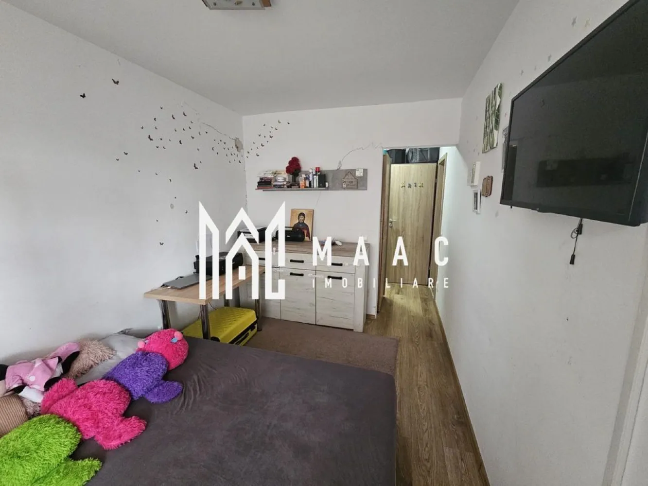 Apartament 3 camere | Parter | Parcare | 58 MP | Magnolia - MAAC Imobiliare va prezinta un apartament cu 3 camere situat in cartier Magnolia.

Localizare:
Apartamentul este situat în cartierul Magnolia, într-un bloc nou cu lift, într-o zonă liniștită și bine organizată, cu acces facil către puncte de interes, mijloace de transport, magazine și spații verzi.
Imobilul se află la parter intr-un bloc de 8 etaje.

Caracteristici:
Tip apartament: 3 camere semi-decomandat
Suprafață utilă: 58 mp
Suprafață totală: 68 mp
Etaj: Parter
Bloc dotat cu lift
Balcon: 10 mp, accesibil din living.

Compartimentare:
Hol de intrare
Baie complet echipată, dotată cu cada, mobilier sanitar și mașină de spălat rufe
Living open space, cu zonă de relaxare și bucătărie deschisă, complet mobilată și utilată, inclusiv cu electrocasnice
Două dormitoare, fiecare mobilat cu pat, șifonier și noptiere
Balcon generos de 10 mp.

Dotări și finisaje:
Centrală termică proprie Ferolli cu calorifere în toate camerele
Finisaje: pardoseli, uși interioare noi, tâmplărie PVC cu geam termopan
Ușă metalică la intrare.

Parcare:
Apartamentul dispune de loc de parcare cu carte funciară separată.

Pentru mai multe detalii precizati telefonic ca ati vazut anuntul cu ID: CP3068508