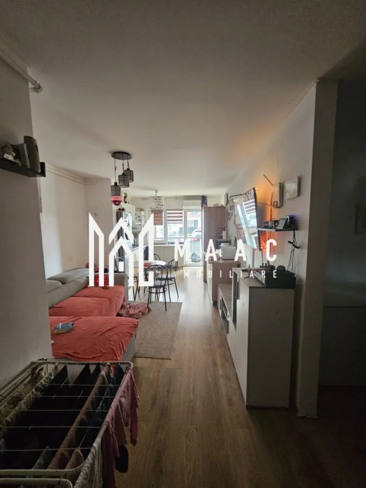 Apartament 3 camere | Parter | Parcare | 58 MP | Magnolia - MAAC Imobiliare va prezinta un apartament cu 3 camere situat in cartier Magnolia.

Localizare:
Apartamentul este situat în cartierul Magnolia, într-un bloc nou cu lift, într-o zonă liniștită și bine organizată, cu acces facil către puncte de interes, mijloace de transport, magazine și spații verzi.
Imobilul se află la parter intr-un bloc de 8 etaje.

Caracteristici:
Tip apartament: 3 camere semi-decomandat
Suprafață utilă: 58 mp
Suprafață totală: 68 mp
Etaj: Parter
Bloc dotat cu lift
Balcon: 10 mp, accesibil din living.

Compartimentare:
Hol de intrare
Baie complet echipată, dotată cu cada, mobilier sanitar și mașină de spălat rufe
Living open space, cu zonă de relaxare și bucătărie deschisă, complet mobilată și utilată, inclusiv cu electrocasnice
Două dormitoare, fiecare mobilat cu pat, șifonier și noptiere
Balcon generos de 10 mp.

Dotări și finisaje:
Centrală termică proprie Ferolli cu calorifere în toate camerele
Finisaje: pardoseli, uși interioare noi, tâmplărie PVC cu geam termopan
Ușă metalică la intrare.

Parcare:
Apartamentul dispune de loc de parcare cu carte funciară separată.

Pentru mai multe detalii precizati telefonic ca ati vazut anuntul cu ID: CP3068508