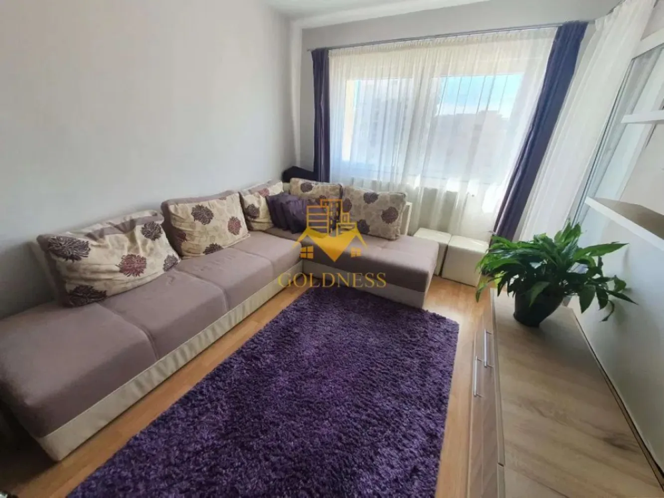 3 camere decomandate, balcon, parcare, Piata Marasti, OMV, Cinema - GOLDNESS Imobiliare vă propune spre închiriere un apartament cu 3 camere complet mobilat și utilat, la etajul 6 într-un imobil de 10 etaje, în Cartierul Marasti.
Dispune de loc de parcare!
Se află în apropierea stațiilor de transport în comun, magazine, restaurante, spații verzi, farmacii, etc. 

Apartamentul este compartimentat astfel:
 - dormitor cu pat matrimonial, dressing, noptiere
 - dormitor cu canapea extensibila, comoda, TV
 - dormitor care se poate mobila la cerere
 - bucatarie complet utilată și mobilată, loc de servit masa 
 - baie cu cada, calorifer port prosop și dulap pentru depozitare.
 - balcon de 6 mp.

Imobilul este dotat cu toate cele necesare- centrală proprie, frigider, aragaz, hotă, mașină de spălat haine, etc. 

Dacă sunteți interesați de acest apartament și doriți să îl vizionați, dar și pentru alte oferte nu ezitați să ne contactați telefonic sau prin e-mail. Vă stăm la dispoziție!
Pentru intermediere se percepe un comision de 50% din prețul chiriei!