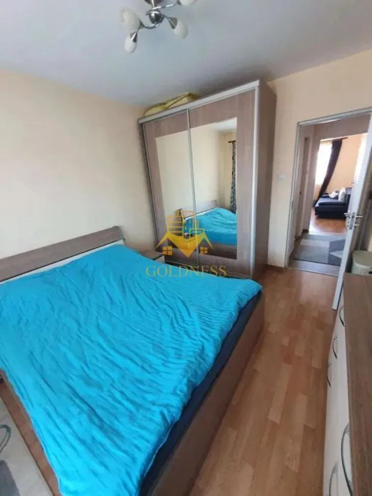 3 camere decomandate, balcon, parcare, Piata Marasti, OMV, Cinema - GOLDNESS Imobiliare vă propune spre închiriere un apartament cu 3 camere complet mobilat și utilat, la etajul 6 într-un imobil de 10 etaje, în Cartierul Marasti.
Dispune de loc de parcare!
Se află în apropierea stațiilor de transport în comun, magazine, restaurante, spații verzi, farmacii, etc. 

Apartamentul este compartimentat astfel:
 - dormitor cu pat matrimonial, dressing, noptiere
 - dormitor cu canapea extensibila, comoda, TV
 - dormitor care se poate mobila la cerere
 - bucatarie complet utilată și mobilată, loc de servit masa 
 - baie cu cada, calorifer port prosop și dulap pentru depozitare.
 - balcon de 6 mp.

Imobilul este dotat cu toate cele necesare- centrală proprie, frigider, aragaz, hotă, mașină de spălat haine, etc. 

Dacă sunteți interesați de acest apartament și doriți să îl vizionați, dar și pentru alte oferte nu ezitați să ne contactați telefonic sau prin e-mail. Vă stăm la dispoziție!
Pentru intermediere se percepe un comision de 50% din prețul chiriei!