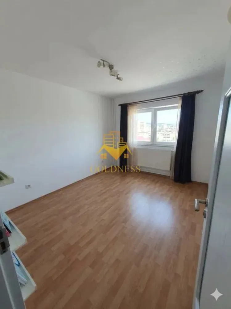 3 camere decomandate, balcon, parcare, Piata Marasti, OMV, Cinema - GOLDNESS Imobiliare vă propune spre închiriere un apartament cu 3 camere complet mobilat și utilat, la etajul 6 într-un imobil de 10 etaje, în Cartierul Marasti.
Dispune de loc de parcare!
Se află în apropierea stațiilor de transport în comun, magazine, restaurante, spații verzi, farmacii, etc. 

Apartamentul este compartimentat astfel:
 - dormitor cu pat matrimonial, dressing, noptiere
 - dormitor cu canapea extensibila, comoda, TV
 - dormitor care se poate mobila la cerere
 - bucatarie complet utilată și mobilată, loc de servit masa 
 - baie cu cada, calorifer port prosop și dulap pentru depozitare.
 - balcon de 6 mp.

Imobilul este dotat cu toate cele necesare- centrală proprie, frigider, aragaz, hotă, mașină de spălat haine, etc. 

Dacă sunteți interesați de acest apartament și doriți să îl vizionați, dar și pentru alte oferte nu ezitați să ne contactați telefonic sau prin e-mail. Vă stăm la dispoziție!
Pentru intermediere se percepe un comision de 50% din prețul chiriei!