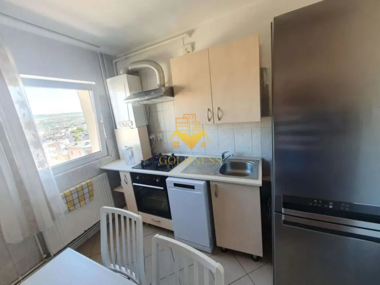 3 camere decomandate, balcon, parcare, Piata Marasti, OMV, Cinema - GOLDNESS Imobiliare vă propune spre închiriere un apartament cu 3 camere complet mobilat și utilat, la etajul 6 într-un imobil de 10 etaje, în Cartierul Marasti.
Dispune de loc de parcare!
Se află în apropierea stațiilor de transport în comun, magazine, restaurante, spații verzi, farmacii, etc. 

Apartamentul este compartimentat astfel:
 - dormitor cu pat matrimonial, dressing, noptiere
 - dormitor cu canapea extensibila, comoda, TV
 - dormitor care se poate mobila la cerere
 - bucatarie complet utilată și mobilată, loc de servit masa 
 - baie cu cada, calorifer port prosop și dulap pentru depozitare.
 - balcon de 6 mp.

Imobilul este dotat cu toate cele necesare- centrală proprie, frigider, aragaz, hotă, mașină de spălat haine, etc. 

Dacă sunteți interesați de acest apartament și doriți să îl vizionați, dar și pentru alte oferte nu ezitați să ne contactați telefonic sau prin e-mail. Vă stăm la dispoziție!
Pentru intermediere se percepe un comision de 50% din prețul chiriei!