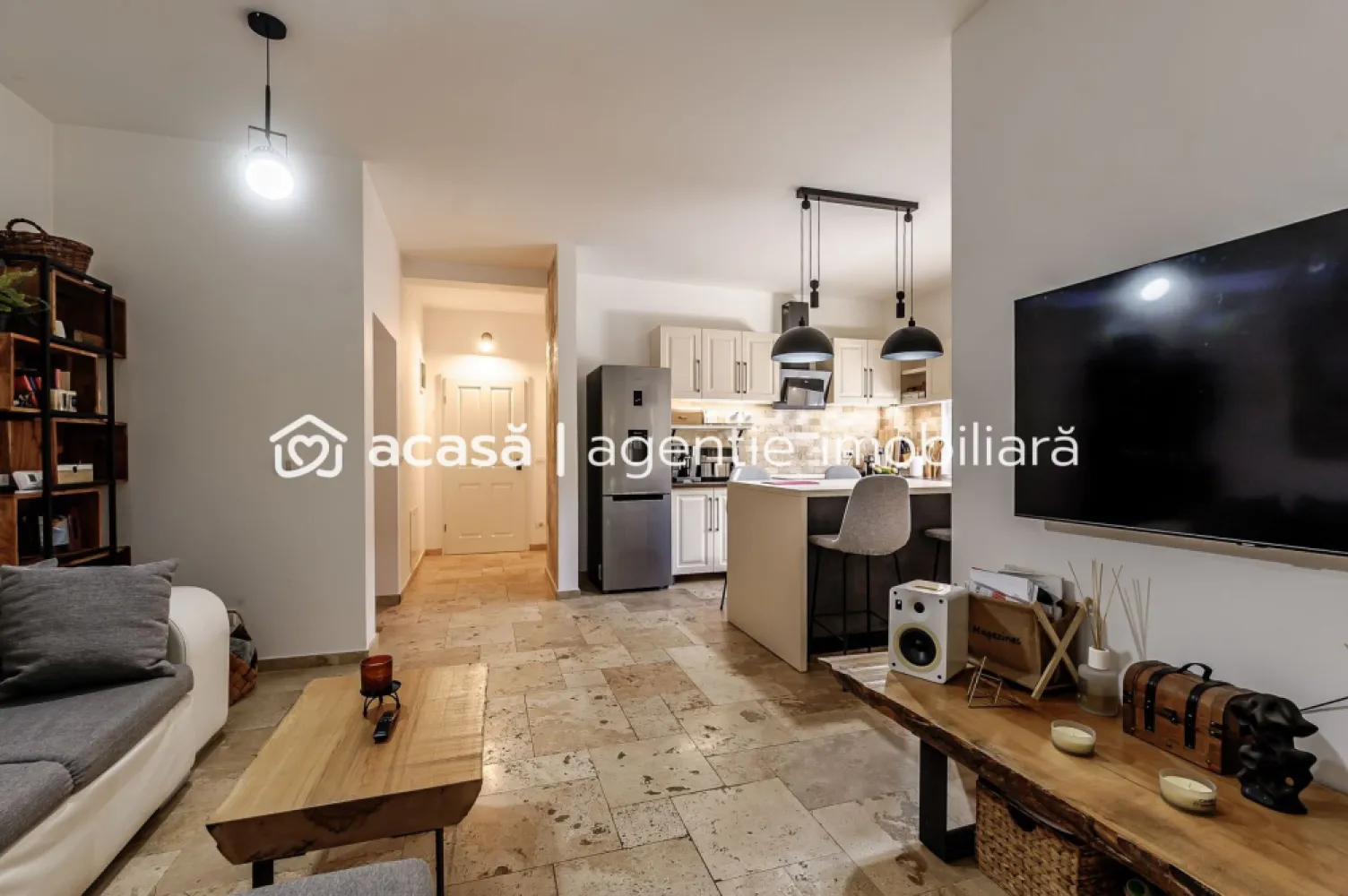 Casă de vânzare – Via Carmina, Vladimirescu -zonă rezidențială premium - Descoperă o locuință modernă și complet utilată, ideală pentru o familie care își dorește confort, spațiu și acces rapid către oraș.
📍 Localizare premium: Cartier Via Carmina, Vladimirescu – zonă liniștită, apreciată pentru comunitate și acces facil la Arad.

🏡 Detalii proprietate:
Suprafață utilă: 129 mp
Teren: 250 mp
2 fronturi stradale – vizibilitate și accesibilitate superioară
Casă parter + mansardă
Garaj și magazie incluse
✨ Compartimentare eficientă:
Parter: living spațios cu bucătărie open-space, baie modernă și dormitor luminos
Mansardă: 2 dormitoare, dressing generos și baie + 2 balcoane
🌿 Dotări speciale:
Podele din travertin natural – eleganță, durabilitate și un plus de rafinament în întreaga casă
Sistem de irigații automatizat cu apă din fântână proprie
Curte amenajată pentru relaxare și timp liber
🔑 Avantaj major: Casa se vinde complet mobilată și utilată – te muți imediat, fără investiții suplimentare!

Nu dispui de toată suma? Te ajutăm noi gratuit! Îți obținem oferte de la 16 bănci.

Ai o proprietate de vânzare în Arad și vrei să știi cât valorează cu adevărat?
Sună-mă pentru o evaluare gratuită, fără obligații.

📞 Pentru detalii și vizionări:
Lucian Marc – Consultant Imobiliar Acasa Arad
Telefon: 0746 093 329

🏢 ACASA | Agenție Imobiliară Arad
Adresă: Bulevardul Decebal 2, Arad 310133