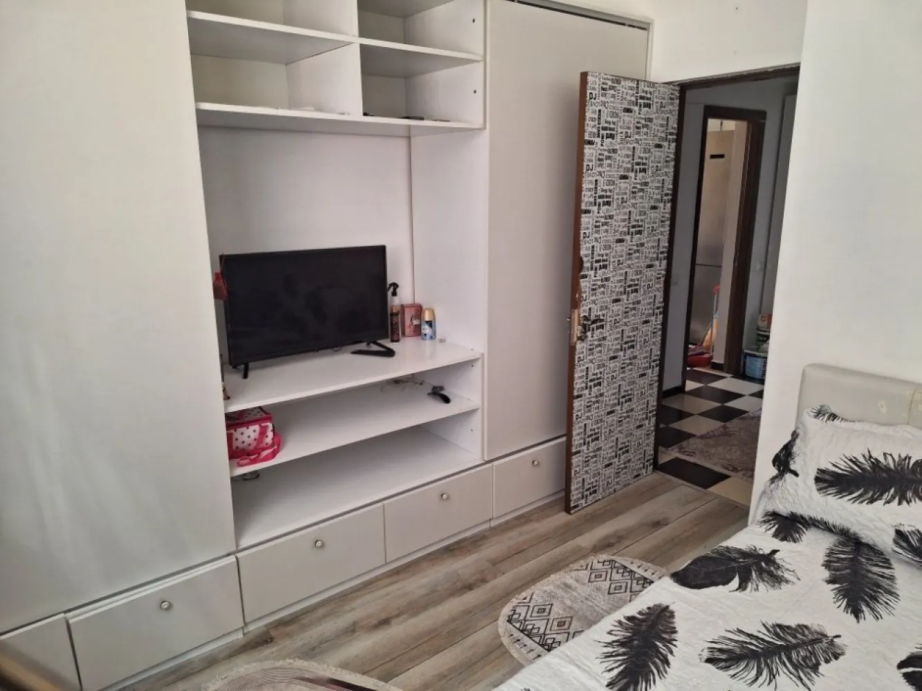 Inchiriez Apartament 2camere - Apartament 2camere decomandat, 400e chiria și 600e garantie ,50mp,aer condiționatcl,complet utilat,,sector 5 urban confort,loc de parcare inclus.Regim hotelier 250lei /zi
Blocul este finalizat la sfârșitul anului 2013, este monitorizat video interior-exterior, dispune de interfon, STB la 1 minut distanță, 117-acces spre Piața Unirii, 220, 139, 32, supermarket-uri în incinta complexului, Careffour, Lidl, Mega-Image, La Doi Pași, Pepco, Coral, farmacii, restaurante, fast-food-uri, parcuri și locuri de joacă, școli și grădinițe, în vecinătate se află și Târgul Pucheni 07******51