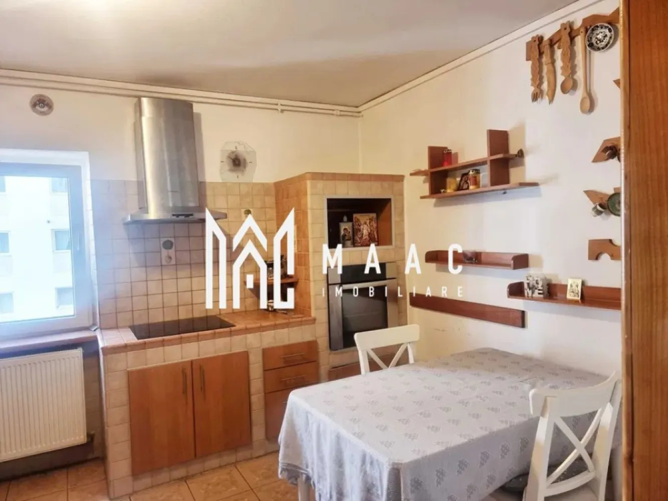 Apartament 3 Camere I Decomandat | Etaj Intermediar I Terezian - Propunem spre vânzare un apartament cu 3 camere, decomandat, cu o suprafață utilă de 87 mp, situat la etajul 5 din 8 al unui imobil cu lift din cartierul Terezian, Sibiu. Locuința este compusă din 2 dormitoare, living, bucătărie separată, 2 băi, hol și balcon. Se vinde complet mobilată și utilată, exact ca în fotografii, și dispune de o pivniță ideală pentru depozitare. Caracteristici principale: Suprafață utilă: 87 mp Compartimentare: decomandat Etaj 5 din 8 Imobil cu lift Balcon 2 băi Pivniță Complet mobilat și utilat Disponibil imediat Apartamentul este ideal atât pentru locuit, cât și pentru investiție, fiind amplasat într-o zonă cu acces facil către școli, magazine, transport public și alte puncte de interes. Pentru mai multe detalii precizati telefonic ca ati vazut anuntul cu ID: CP2518683 }}