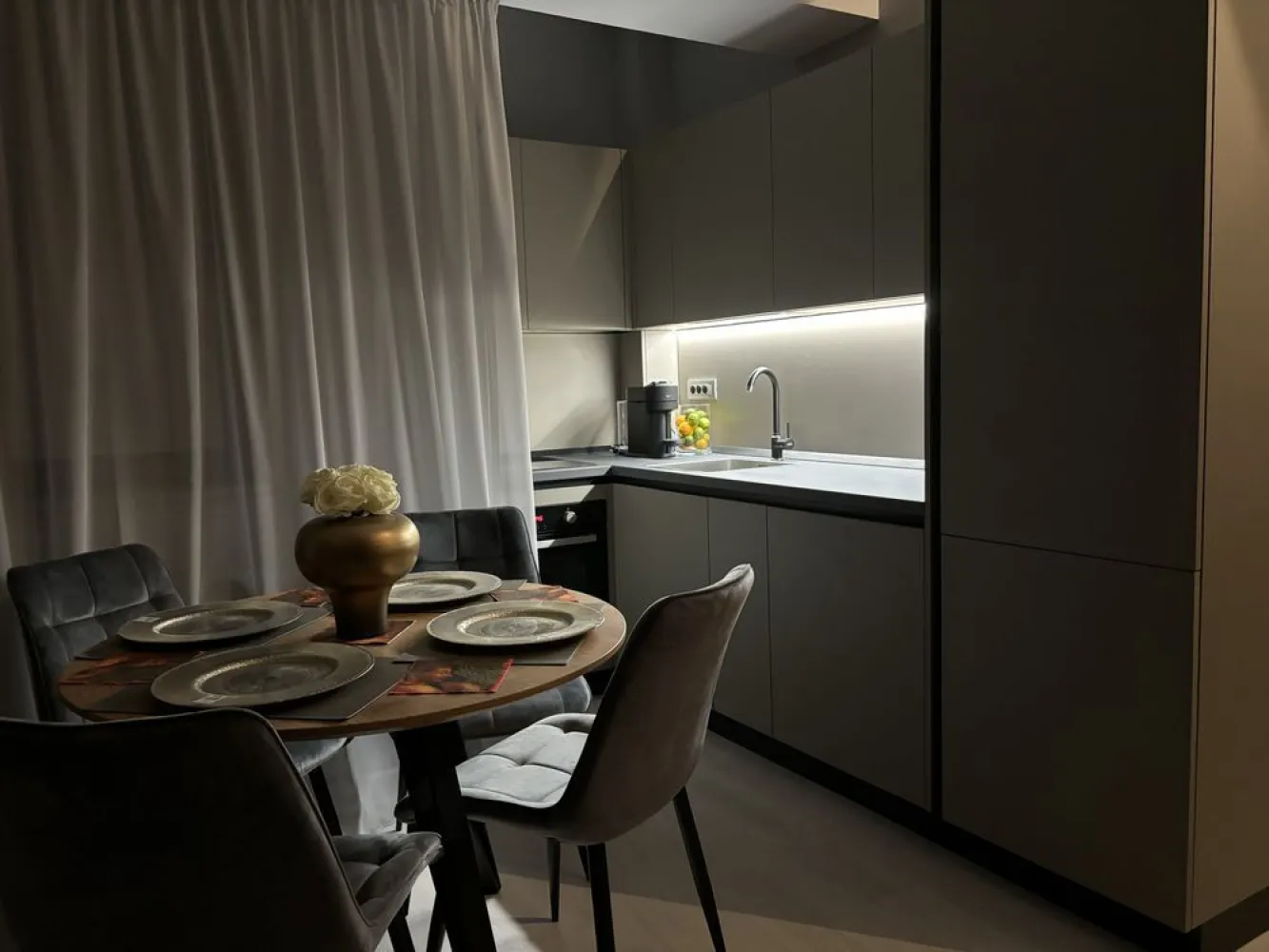 Apartament Nou cu 3 Camere - Lazar Residence - Palas Mall. - Apartament cu 3 camere, nou, nelocuit, situat în complexul Lazar Residence.

Locație Ultra-Centrală cu vedere deosebita spre Palat si Palas Mall.
La doar 5 minute de mers pe jos de Palas Mall și în imediata vecinătate a Facultății de Automatică și Calculatoare.

Totul este nou, neutilizat: 
Complet Mobilat și Utilat: mobilier, saltele si accesorii Rovere, perdele si lustre Mobexpert. Apartamentul include 3 televizoare Samsung generație noua cu diagonală mare, mașină de spălat, combină frigorifică, cuptor, plită cu inducție, hotă, aer condiționat și centrală termică.

Se vinde împreună cu un loc de parcare subteran, bariera, acces lift, disponibil la un cost suplimentar de 13.000€ față de prețul afișat.

Pretul total este negociabil.

Un apartament de excepție, gata să devină acasă pentru cineva care apreciază confortul și stilul.