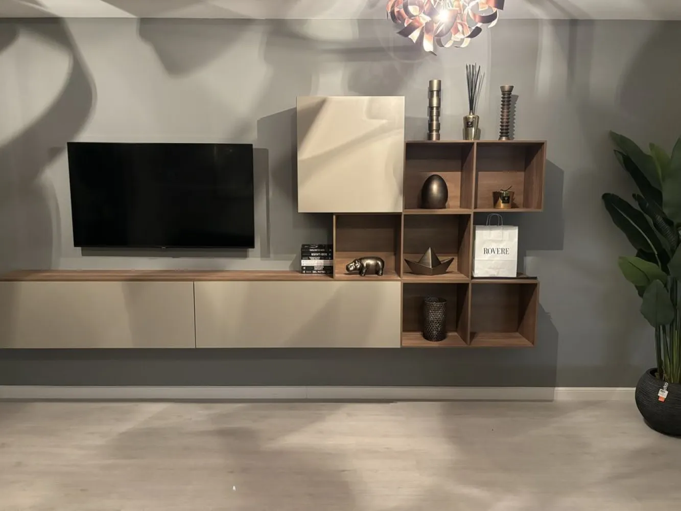 Apartament Nou cu 3 Camere - Lazar Residence - Palas Mall. - Apartament cu 3 camere, nou, nelocuit, situat în complexul Lazar Residence.

Locație Ultra-Centrală cu vedere deosebita spre Palat si Palas Mall.
La doar 5 minute de mers pe jos de Palas Mall și în imediata vecinătate a Facultății de Automatică și Calculatoare.

Totul este nou, neutilizat: 
Complet Mobilat și Utilat: mobilier, saltele si accesorii Rovere, perdele si lustre Mobexpert. Apartamentul include 3 televizoare Samsung generație noua cu diagonală mare, mașină de spălat, combină frigorifică, cuptor, plită cu inducție, hotă, aer condiționat și centrală termică.

Se vinde împreună cu un loc de parcare subteran, bariera, acces lift, disponibil la un cost suplimentar de 13.000€ față de prețul afișat.

Pretul total este negociabil.

Un apartament de excepție, gata să devină acasă pentru cineva care apreciază confortul și stilul.