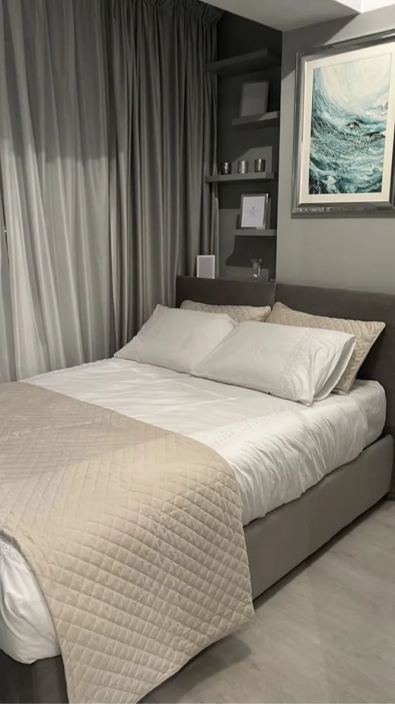 Apartament Nou cu 3 Camere - Lazar Residence - Palas Mall. - Apartament cu 3 camere, nou, nelocuit, situat în complexul Lazar Residence.

Locație Ultra-Centrală cu vedere deosebita spre Palat si Palas Mall.
La doar 5 minute de mers pe jos de Palas Mall și în imediata vecinătate a Facultății de Automatică și Calculatoare.

Totul este nou, neutilizat: 
Complet Mobilat și Utilat: mobilier, saltele si accesorii Rovere, perdele si lustre Mobexpert. Apartamentul include 3 televizoare Samsung generație noua cu diagonală mare, mașină de spălat, combină frigorifică, cuptor, plită cu inducție, hotă, aer condiționat și centrală termică.

Se vinde împreună cu un loc de parcare subteran, bariera, acces lift, disponibil la un cost suplimentar de 13.000€ față de prețul afișat.

Pretul total este negociabil.

Un apartament de excepție, gata să devină acasă pentru cineva care apreciază confortul și stilul.