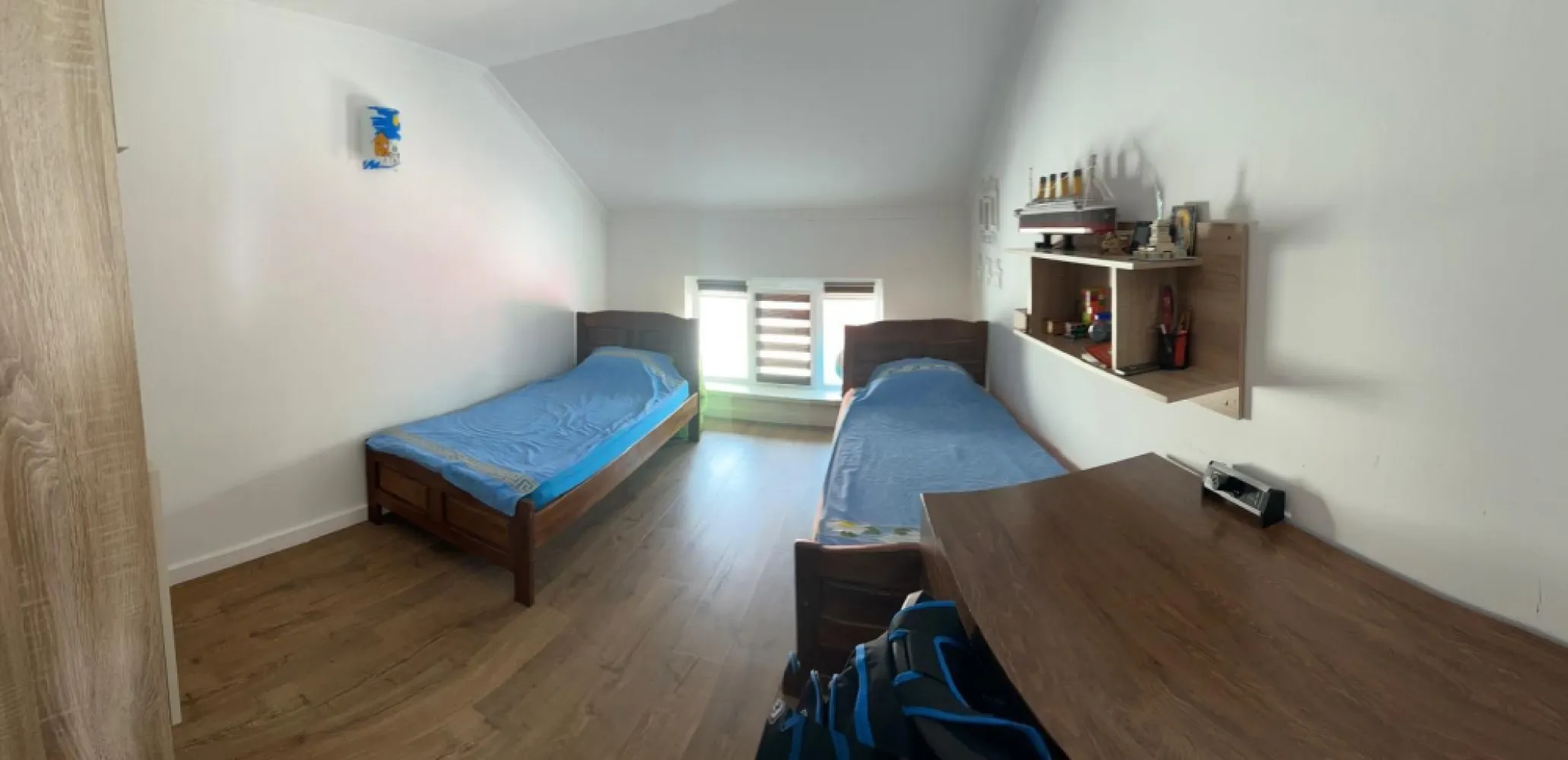 Ag BRASADAS vinde ap 3 cam etaj 2/2 Miroslava 71mp. - Agenția BRASADAS vinde apartament cu 3 camere, având suprafata utila de 71mp. în Miroslava, la 200metri de primarie si de Family Market.
Apartamentul se afla in cadrul unui bloculet tip vila, cu 2 etaje si un numar total de 6 apartamente, fiind pozitionat la etajul 2.
Ca bonus:
-Pod deasupra si scara interioara pentru spatiu depozitare.
-Beci, aferent fiecarui apartament
-Curte interioara
-Parcare
-Terasă 
-Foișor 
Consturictia este finalizata in 2014.
Apartamentul se preda parțial mobilat.
Dotat cu centrala termica, aer conditionat, renovat 2021.
Se accepta si plata prin credit !

Pentru mai multe oferte accesați www.brasadas.com.