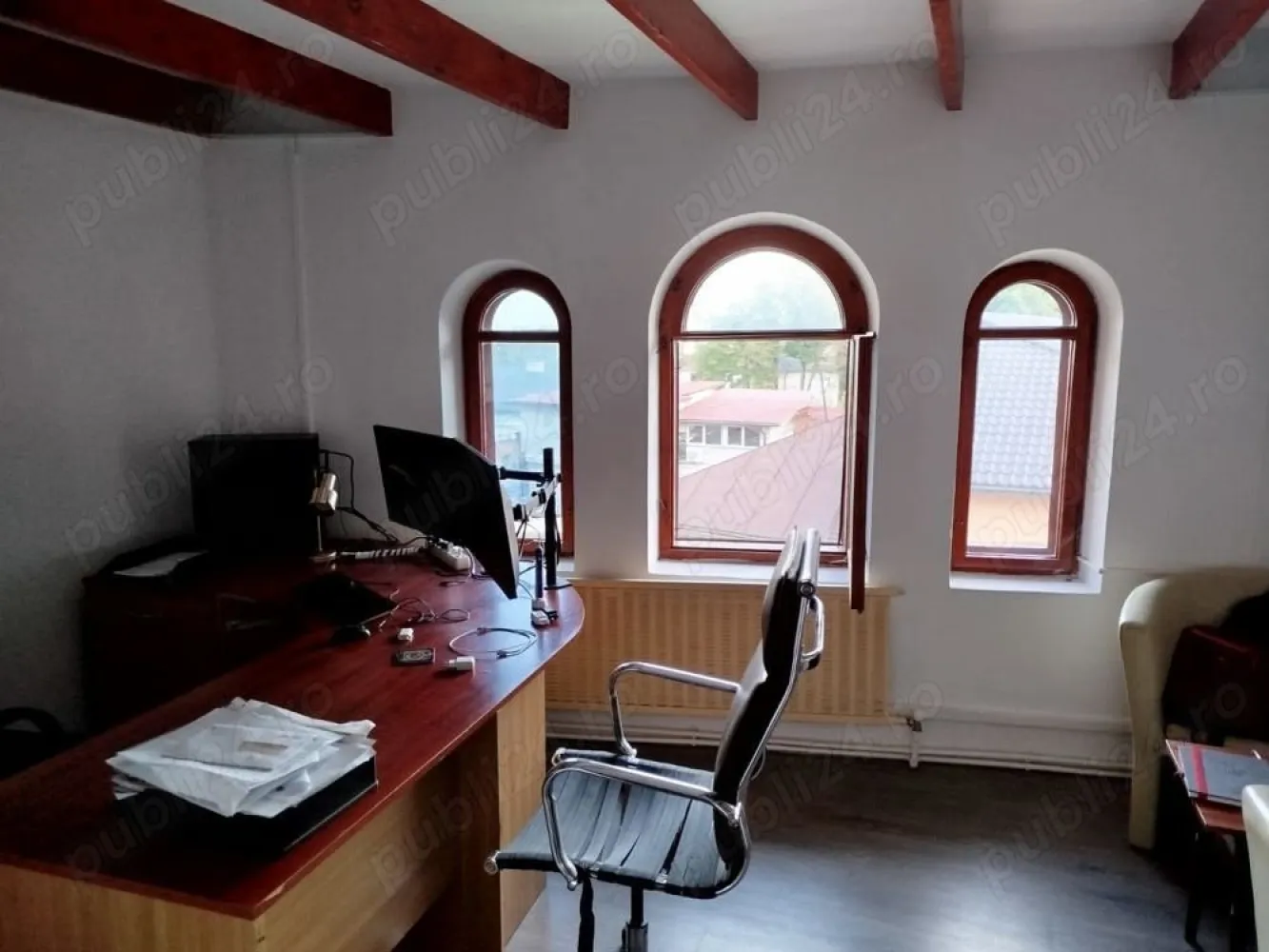 BRASADAS vinde casa cu 14 camere in Iasi zona CENTRALA. - Agenția BRASADAS vinde un imobil cu o arhitectura deosebita, situat in centrul orasului Iasi, zona Tg Cucu, la 5 minute de tribunal, pe strada Albinet. nr. 1. Suprafata terenului este de 358 mp, iar suprafata utila este 400 mp, dispusa pe 3 nivele si este compusa din 14 camere, 2 bucatari, 6 bai si 1 terasa.
 Casa este realizata din caramida de foarta buna calitate, ranforsarile folosite deasupra usilor si ferestrelor precum si a altor elemente arhitecturale sunt realizate din elemente metalice (sina tren), unele plansee sunt realizate din beton altele din lemn, impresia generala este una placuta, de casa asezata, cu multiplele elemente vintage.
 Curtea este suficienta pentru a crea pana la 8 locuri de parcare.