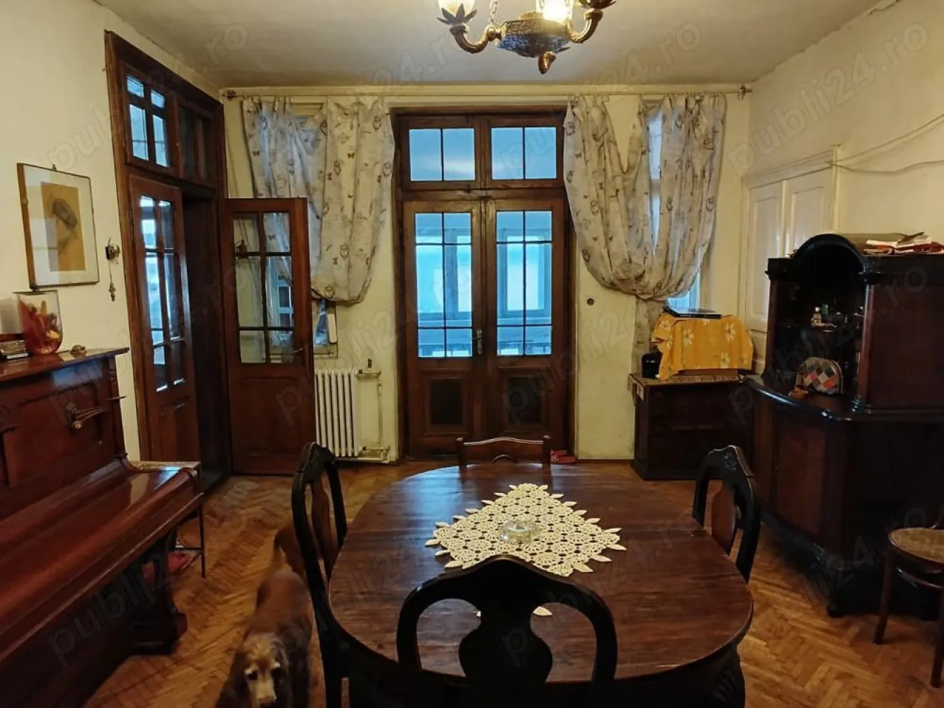 BRASADAS vinde casa cu 14 camere in Iasi zona CENTRALA. - Agenția BRASADAS vinde un imobil cu o arhitectura deosebita, situat in centrul orasului Iasi, zona Tg Cucu, la 5 minute de tribunal, pe strada Albinet. nr. 1. Suprafata terenului este de 358 mp, iar suprafata utila este 400 mp, dispusa pe 3 nivele si este compusa din 14 camere, 2 bucatari, 6 bai si 1 terasa.
 Casa este realizata din caramida de foarta buna calitate, ranforsarile folosite deasupra usilor si ferestrelor precum si a altor elemente arhitecturale sunt realizate din elemente metalice (sina tren), unele plansee sunt realizate din beton altele din lemn, impresia generala este una placuta, de casa asezata, cu multiplele elemente vintage.
 Curtea este suficienta pentru a crea pana la 8 locuri de parcare.