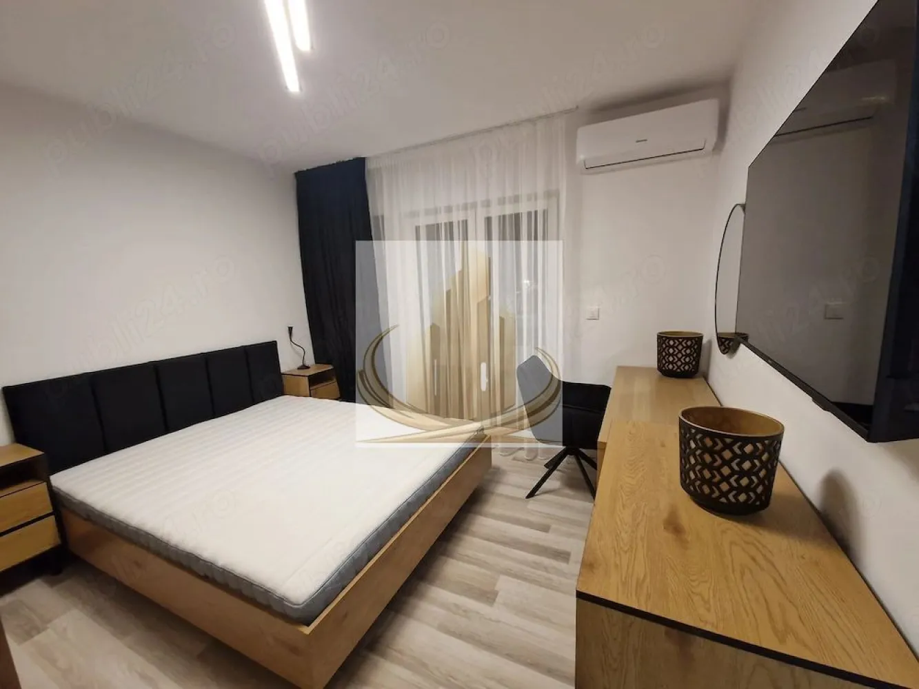 Aprtament 2 camere Fabric - Grand Mobilis Imobiliare propune spre închiriere un apartament de 2 camere, decomandat, situat la etajul 2, pe strada Baba Dochia – ideal pentru o persoană sau un cuplu nefumător care își dorește un spațiu curat, modern și bine organizat.

Apartamentul este amplasat într-un imobil cu 4 etaje, este luminos, proaspăt renovat și se află la prima închiriere – totul fiind nou, atent ales pentru confort și funcționalitate.

Compartimentare și dotări:
 • 2 camere decomandate
 • Bucătărie complet utilată
 • Mașină de spălat vase
 • Mașină de spălat rufe
 • Aragaz
 • Aer condiționat în ambele camere

Locuința dispune de două balcoane: unul închis și unul deschis, amenajat cu măsuță și două scaune – perfect pentru momente de relaxare sau pentru a savura o cafea în aer liber.

Imobilul este racordat la sistemul centralizat de termoficare (CET), cu toți locatarii branșați, oferind un confort termic excelent, mai ales în sezonul rece.

Avantaje:
 • Prima închiriere
 • Complet mobilat și utilat modern
 • Zonă bine conectată, cu acces facil către mijloace de transport în comun
 • În apropiere de spații comerciale, centre universitare și parcuri

Apartamentul este disponibil imediat și se închiriază exact așa cum este prezentat în poze.

Pentru mai multe detalii sau programarea unei vizionări, nu ezitați să ne contactați!
ID intern: 3068728