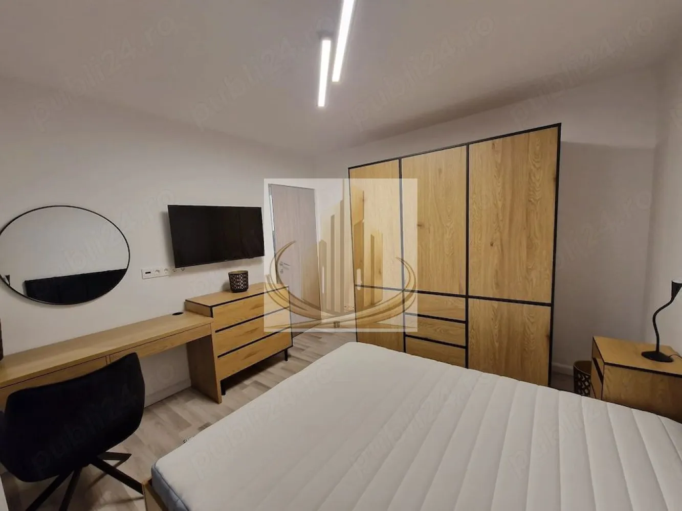 Aprtament 2 camere Fabric - Grand Mobilis Imobiliare propune spre închiriere un apartament de 2 camere, decomandat, situat la etajul 2, pe strada Baba Dochia – ideal pentru o persoană sau un cuplu nefumător care își dorește un spațiu curat, modern și bine organizat.

Apartamentul este amplasat într-un imobil cu 4 etaje, este luminos, proaspăt renovat și se află la prima închiriere – totul fiind nou, atent ales pentru confort și funcționalitate.

Compartimentare și dotări:
 • 2 camere decomandate
 • Bucătărie complet utilată
 • Mașină de spălat vase
 • Mașină de spălat rufe
 • Aragaz
 • Aer condiționat în ambele camere

Locuința dispune de două balcoane: unul închis și unul deschis, amenajat cu măsuță și două scaune – perfect pentru momente de relaxare sau pentru a savura o cafea în aer liber.

Imobilul este racordat la sistemul centralizat de termoficare (CET), cu toți locatarii branșați, oferind un confort termic excelent, mai ales în sezonul rece.

Avantaje:
 • Prima închiriere
 • Complet mobilat și utilat modern
 • Zonă bine conectată, cu acces facil către mijloace de transport în comun
 • În apropiere de spații comerciale, centre universitare și parcuri

Apartamentul este disponibil imediat și se închiriază exact așa cum este prezentat în poze.

Pentru mai multe detalii sau programarea unei vizionări, nu ezitați să ne contactați!
ID intern: 3068728