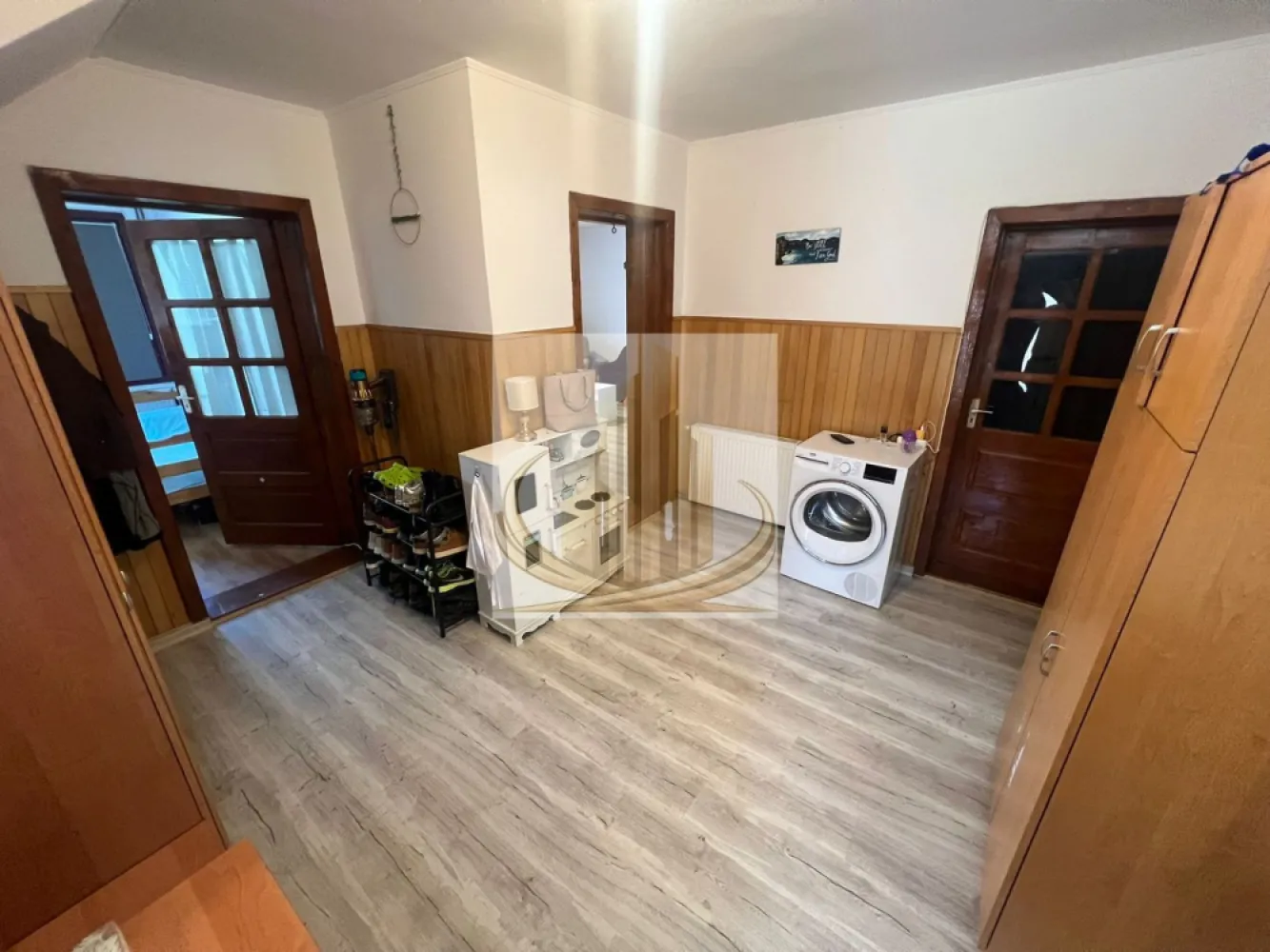 Casă spațioasă cu 2 apartamente, acces din 2 străzi – zona Lipovei - Grand Mobilis Imobiliare vă propune spre vânzare o casă familială spațioasă, situată în zona Lipovei din Timișoara, ideală atât pentru o familie numeroasă, cât și pentru două familii.

Imobilul este dispus pe parter și mansardă și este format din două apartamente, conectate printr-o scară interioară, oferind flexibilitate și posibilitatea de utilizare independentă.

Compartimentare:

6 camere luminoase
2 bucătării complet funcționale
2 băi
cameră tehnică cu centrală proprie
garaj cu pivniță

Suprafața construită este de 220 mp, iar terenul aferent are 569 mp.

Un mare avantaj al proprietății este curtea cu acces din două străzi, oferind multiple posibilități: parcare facilă, acces separat pentru fiecare apartament sau chiar potențial pentru investiție.

Proprietatea este situată într-o zonă liniștită și bine conectată, aproape de școli, magazine și mijloace de transport.

O alegere excelentă pentru locuire multifamilială sau investiție.

Pentru mai multe informații sau programarea unei vizionări, vă stăm la dispoziție.

ID intern CP3068206