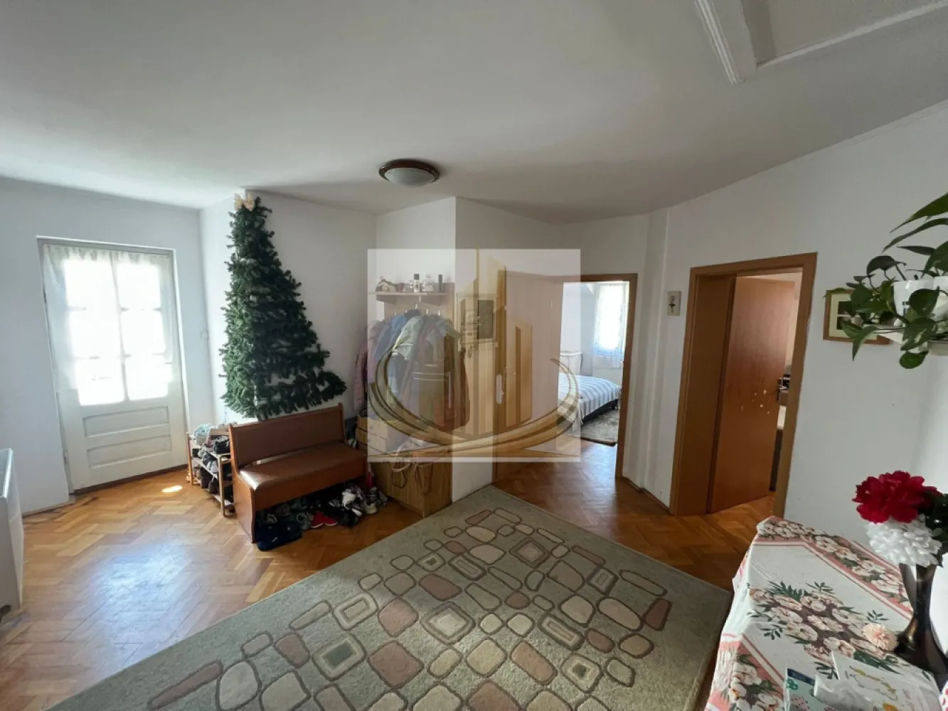 Casă spațioasă cu 2 apartamente, acces din 2 străzi – zona Lipovei - Grand Mobilis Imobiliare vă propune spre vânzare o casă familială spațioasă, situată în zona Lipovei din Timișoara, ideală atât pentru o familie numeroasă, cât și pentru două familii.

Imobilul este dispus pe parter și mansardă și este format din două apartamente, conectate printr-o scară interioară, oferind flexibilitate și posibilitatea de utilizare independentă.

Compartimentare:

6 camere luminoase
2 bucătării complet funcționale
2 băi
cameră tehnică cu centrală proprie
garaj cu pivniță

Suprafața construită este de 220 mp, iar terenul aferent are 569 mp.

Un mare avantaj al proprietății este curtea cu acces din două străzi, oferind multiple posibilități: parcare facilă, acces separat pentru fiecare apartament sau chiar potențial pentru investiție.

Proprietatea este situată într-o zonă liniștită și bine conectată, aproape de școli, magazine și mijloace de transport.

O alegere excelentă pentru locuire multifamilială sau investiție.

Pentru mai multe informații sau programarea unei vizionări, vă stăm la dispoziție.

ID intern CP3068206