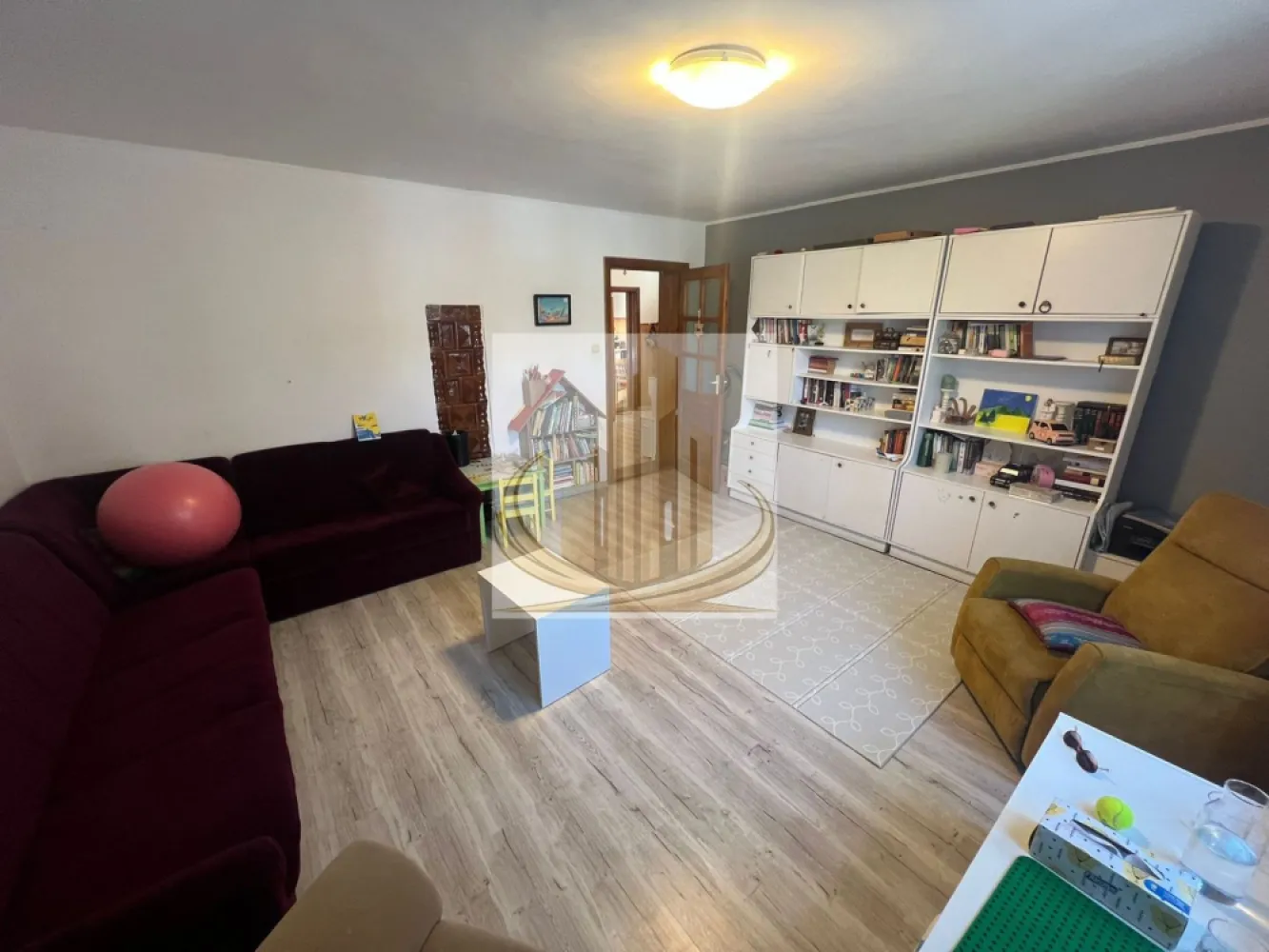 Casă spațioasă cu 2 apartamente, acces din 2 străzi – zona Lipovei - Grand Mobilis Imobiliare vă propune spre vânzare o casă familială spațioasă, situată în zona Lipovei din Timișoara, ideală atât pentru o familie numeroasă, cât și pentru două familii.

Imobilul este dispus pe parter și mansardă și este format din două apartamente, conectate printr-o scară interioară, oferind flexibilitate și posibilitatea de utilizare independentă.

Compartimentare:

6 camere luminoase
2 bucătării complet funcționale
2 băi
cameră tehnică cu centrală proprie
garaj cu pivniță

Suprafața construită este de 220 mp, iar terenul aferent are 569 mp.

Un mare avantaj al proprietății este curtea cu acces din două străzi, oferind multiple posibilități: parcare facilă, acces separat pentru fiecare apartament sau chiar potențial pentru investiție.

Proprietatea este situată într-o zonă liniștită și bine conectată, aproape de școli, magazine și mijloace de transport.

O alegere excelentă pentru locuire multifamilială sau investiție.

Pentru mai multe informații sau programarea unei vizionări, vă stăm la dispoziție.

ID intern CP3068206