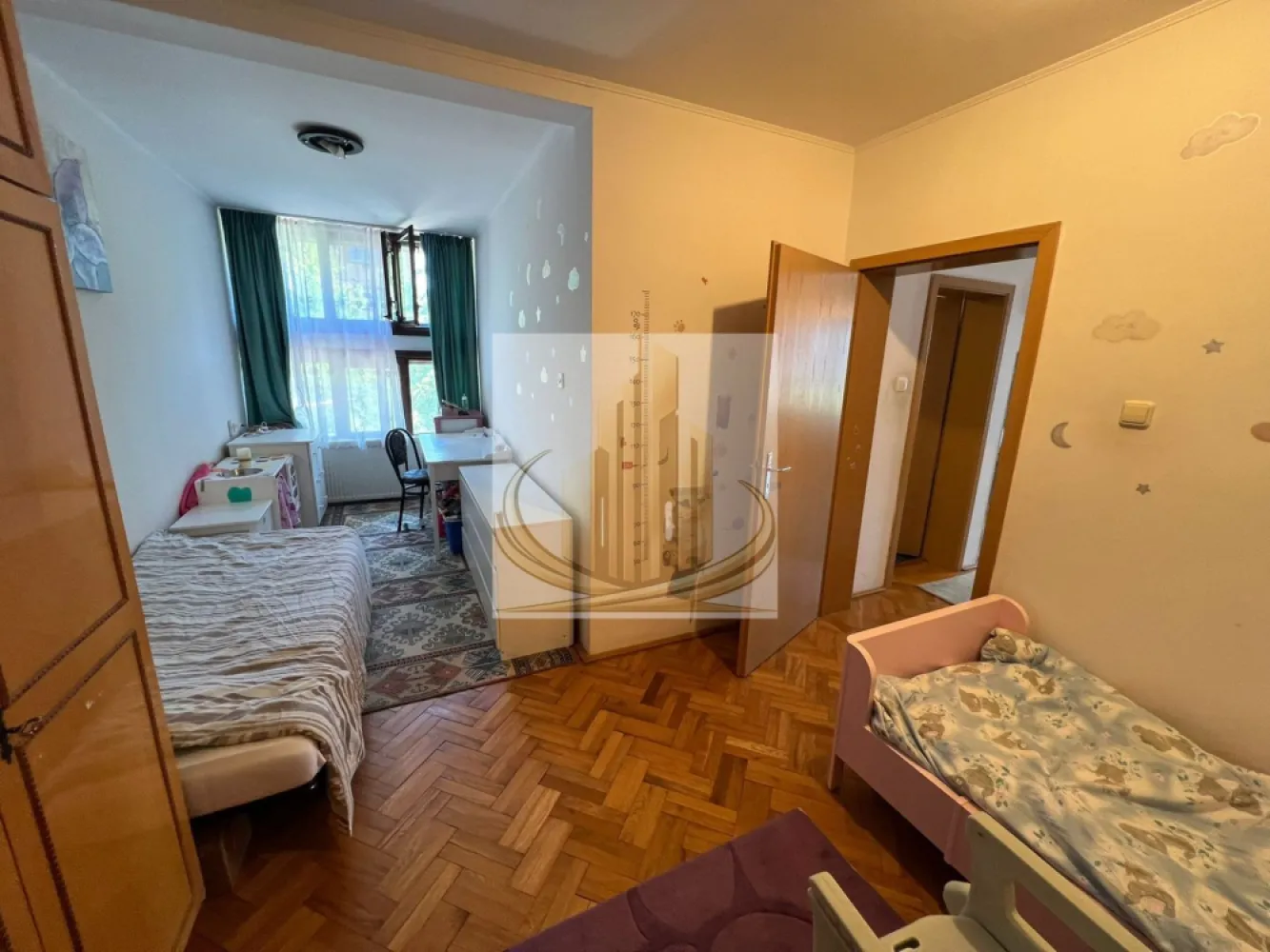 Casă spațioasă cu 2 apartamente, acces din 2 străzi – zona Lipovei - Grand Mobilis Imobiliare vă propune spre vânzare o casă familială spațioasă, situată în zona Lipovei din Timișoara, ideală atât pentru o familie numeroasă, cât și pentru două familii.

Imobilul este dispus pe parter și mansardă și este format din două apartamente, conectate printr-o scară interioară, oferind flexibilitate și posibilitatea de utilizare independentă.

Compartimentare:

6 camere luminoase
2 bucătării complet funcționale
2 băi
cameră tehnică cu centrală proprie
garaj cu pivniță

Suprafața construită este de 220 mp, iar terenul aferent are 569 mp.

Un mare avantaj al proprietății este curtea cu acces din două străzi, oferind multiple posibilități: parcare facilă, acces separat pentru fiecare apartament sau chiar potențial pentru investiție.

Proprietatea este situată într-o zonă liniștită și bine conectată, aproape de școli, magazine și mijloace de transport.

O alegere excelentă pentru locuire multifamilială sau investiție.

Pentru mai multe informații sau programarea unei vizionări, vă stăm la dispoziție.

ID intern CP3068206