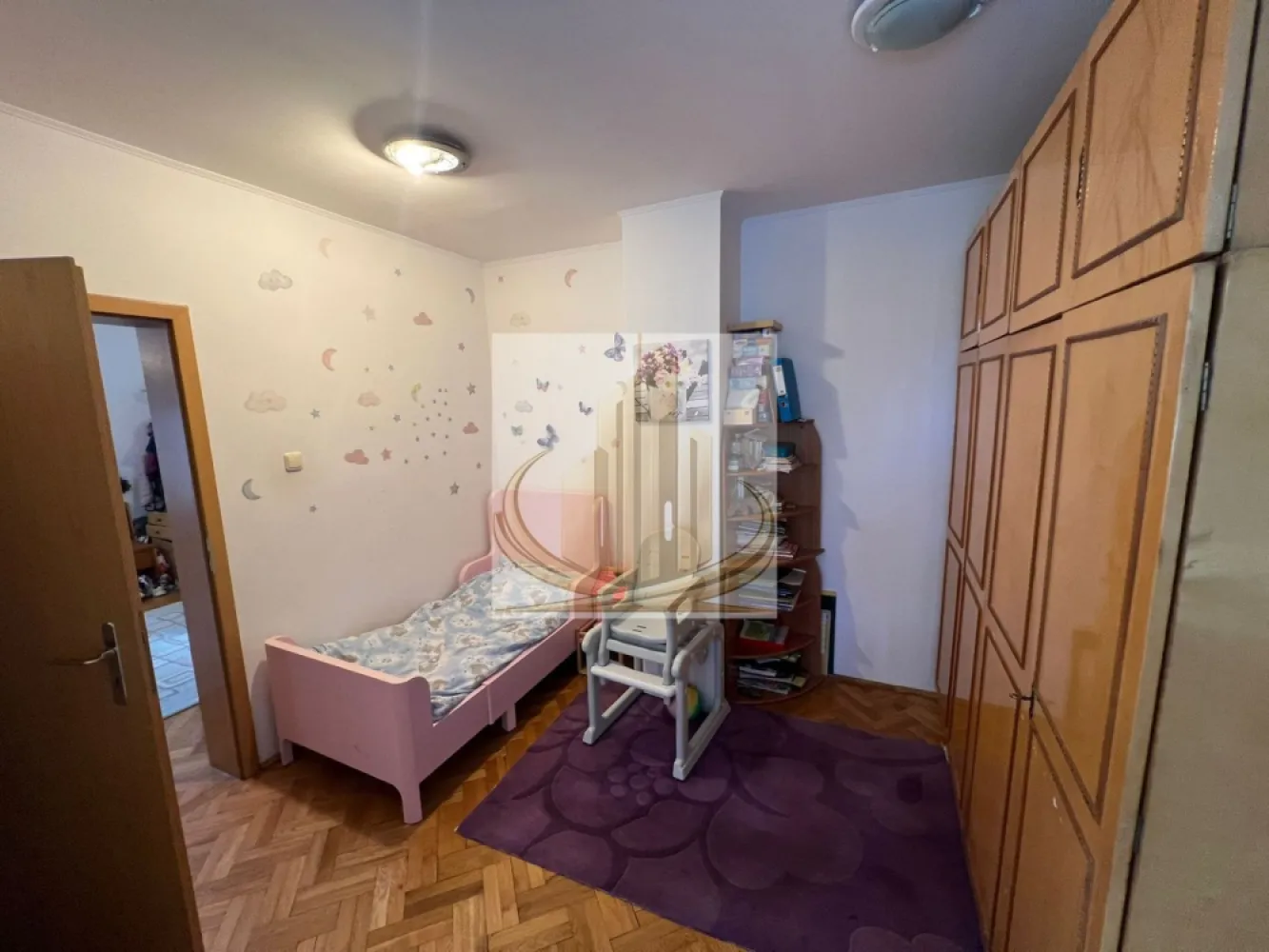 Casă spațioasă cu 2 apartamente, acces din 2 străzi – zona Lipovei - Grand Mobilis Imobiliare vă propune spre vânzare o casă familială spațioasă, situată în zona Lipovei din Timișoara, ideală atât pentru o familie numeroasă, cât și pentru două familii.

Imobilul este dispus pe parter și mansardă și este format din două apartamente, conectate printr-o scară interioară, oferind flexibilitate și posibilitatea de utilizare independentă.

Compartimentare:

6 camere luminoase
2 bucătării complet funcționale
2 băi
cameră tehnică cu centrală proprie
garaj cu pivniță

Suprafața construită este de 220 mp, iar terenul aferent are 569 mp.

Un mare avantaj al proprietății este curtea cu acces din două străzi, oferind multiple posibilități: parcare facilă, acces separat pentru fiecare apartament sau chiar potențial pentru investiție.

Proprietatea este situată într-o zonă liniștită și bine conectată, aproape de școli, magazine și mijloace de transport.

O alegere excelentă pentru locuire multifamilială sau investiție.

Pentru mai multe informații sau programarea unei vizionări, vă stăm la dispoziție.

ID intern CP3068206