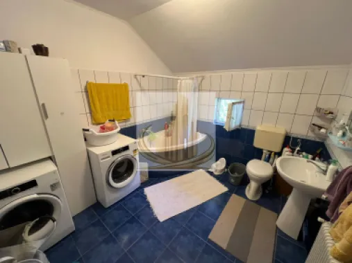 Casă spațioasă cu 2 apartamente, acces din 2 străzi – zona Lipovei