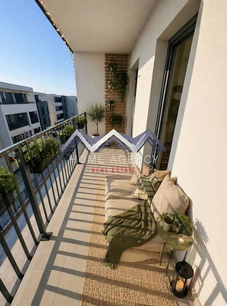 Apartament – Otopeni central | Direct Dzvoltator Comision 0 | - Vă propunem, spre vânzare, un apartament modern de 2 camere, situat într-un imobil nou (D+P+3) aflat chiar în centrul orașului Otopeni, la maxim 15 minute de mers pe jos de DN1 și viitoarea stație de metrou. Este alegerea ideală dacă îți dorești un cămin confortabil, eficient energetic și cu acces rapid la toate punctele de interes sau dacă vrei o investiție sigură pentru închiriere pe termen lung ori regim hotelier (Airbnb, Booking).

Apartamentul este amplasat într-o zonă centrală, dar liniștită, la doar câteva minute de mers pe jos toate facilitățile de care ai nevoie: restaurante, supermarketuri, bănci, piață, farmacii, transport public etc. Accesul către DN1, Aeroportul Henri Coandă, Centură și viitoarea stație de metrou se face rapid și ușor, ceea ce transformă această locație într-una extrem de practică atât pentru locuit, cât și pentru investiție. În plus, zona se bucură de infrastructură modernizată și de un cadru rezidențial plăcut, cu vecinătăți selecte.

Imobilul se remarcă printr-o compartimentare practică și bine gândită, care asigură confort și funcționalitate în fiecare încăpere. Livingul este luminos și aerisit, cu acces direct spre balcon, ceea ce adaugă un plus de spațiu și luminozitate. Bucătăria este închisă, oferind intimitate și un spațiu separat pentru gătit, și, precum dormitorul, beneficiază de acces spre o terasă generoasă de 7.71 mp – un loc ideal pentru relaxare sau momente petrecute în aer liber. Baia este complet utilată și finisată cu obiecte sanitare moderne.

Confortul termic este asigurat de centrală proprie și de sistemul de încălzire prin pardoseală, care oferă un climat uniform și economic în întreaga locuință. Toate utilitățile sunt contorizate individual (apă, gaze, electricitate) și racordate la rețele publice de canalizare și infrastructură. 

Prețul afișat este final, include TVA și un loc de parcare subteran.

Comision 0. (Achizitie direct de la dezvoltator)

Apartamentul se vinde nemobilat, unele poze reprezintă sugestii de amenajare.

Programează acum o vizionare cu echipa de vânzări!