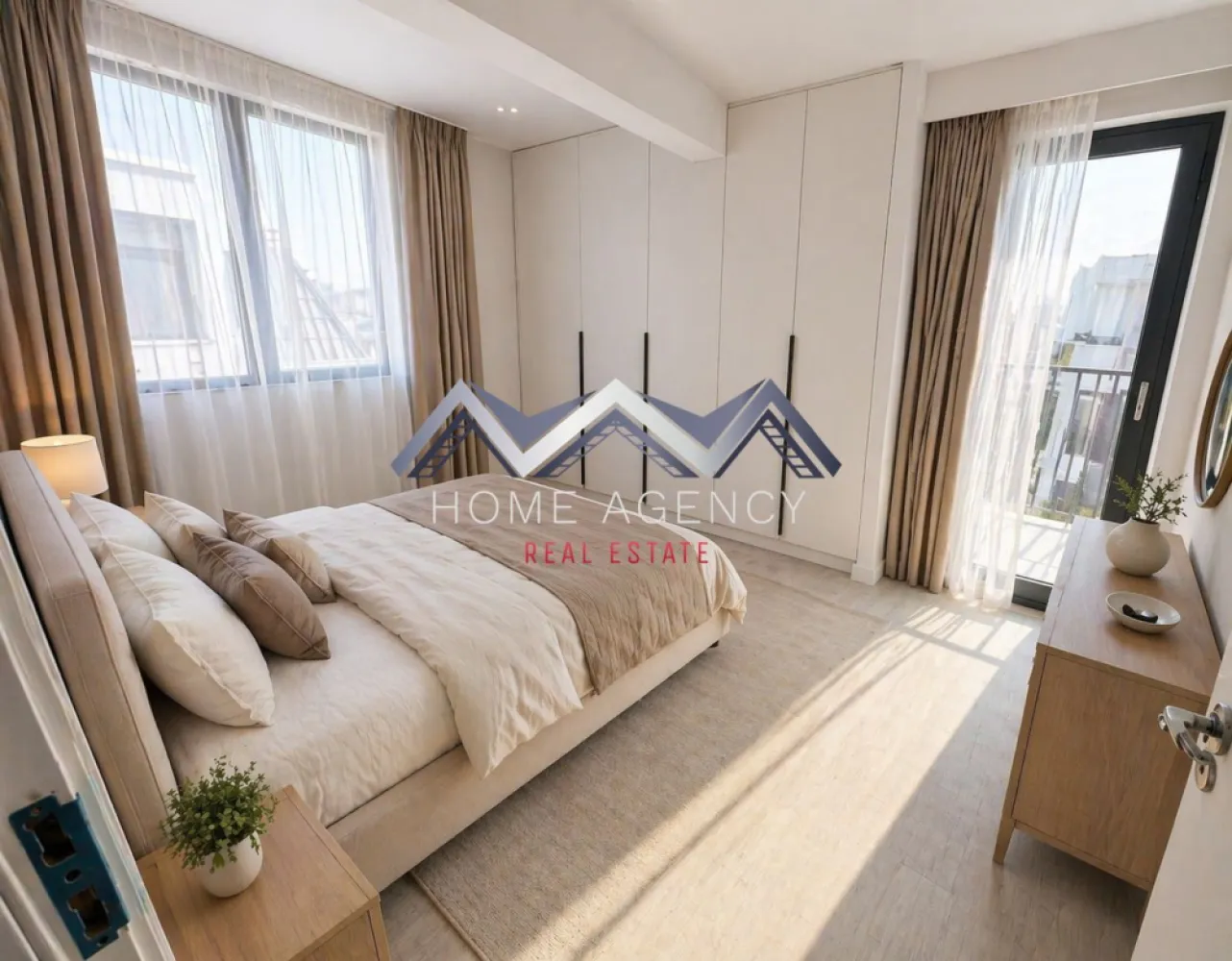 Apartament – Otopeni central | Direct Dzvoltator Comision 0 | - Vă propunem, spre vânzare, un apartament modern de 2 camere, situat într-un imobil nou (D+P+3) aflat chiar în centrul orașului Otopeni, la maxim 15 minute de mers pe jos de DN1 și viitoarea stație de metrou. Este alegerea ideală dacă îți dorești un cămin confortabil, eficient energetic și cu acces rapid la toate punctele de interes sau dacă vrei o investiție sigură pentru închiriere pe termen lung ori regim hotelier (Airbnb, Booking).

Apartamentul este amplasat într-o zonă centrală, dar liniștită, la doar câteva minute de mers pe jos toate facilitățile de care ai nevoie: restaurante, supermarketuri, bănci, piață, farmacii, transport public etc. Accesul către DN1, Aeroportul Henri Coandă, Centură și viitoarea stație de metrou se face rapid și ușor, ceea ce transformă această locație într-una extrem de practică atât pentru locuit, cât și pentru investiție. În plus, zona se bucură de infrastructură modernizată și de un cadru rezidențial plăcut, cu vecinătăți selecte.

Imobilul se remarcă printr-o compartimentare practică și bine gândită, care asigură confort și funcționalitate în fiecare încăpere. Livingul este luminos și aerisit, cu acces direct spre balcon, ceea ce adaugă un plus de spațiu și luminozitate. Bucătăria este închisă, oferind intimitate și un spațiu separat pentru gătit, și, precum dormitorul, beneficiază de acces spre o terasă generoasă de 7.71 mp – un loc ideal pentru relaxare sau momente petrecute în aer liber. Baia este complet utilată și finisată cu obiecte sanitare moderne.

Confortul termic este asigurat de centrală proprie și de sistemul de încălzire prin pardoseală, care oferă un climat uniform și economic în întreaga locuință. Toate utilitățile sunt contorizate individual (apă, gaze, electricitate) și racordate la rețele publice de canalizare și infrastructură. 

Prețul afișat este final, include TVA și un loc de parcare subteran.

Comision 0. (Achizitie direct de la dezvoltator)

Apartamentul se vinde nemobilat, unele poze reprezintă sugestii de amenajare.

Programează acum o vizionare cu echipa de vânzări!