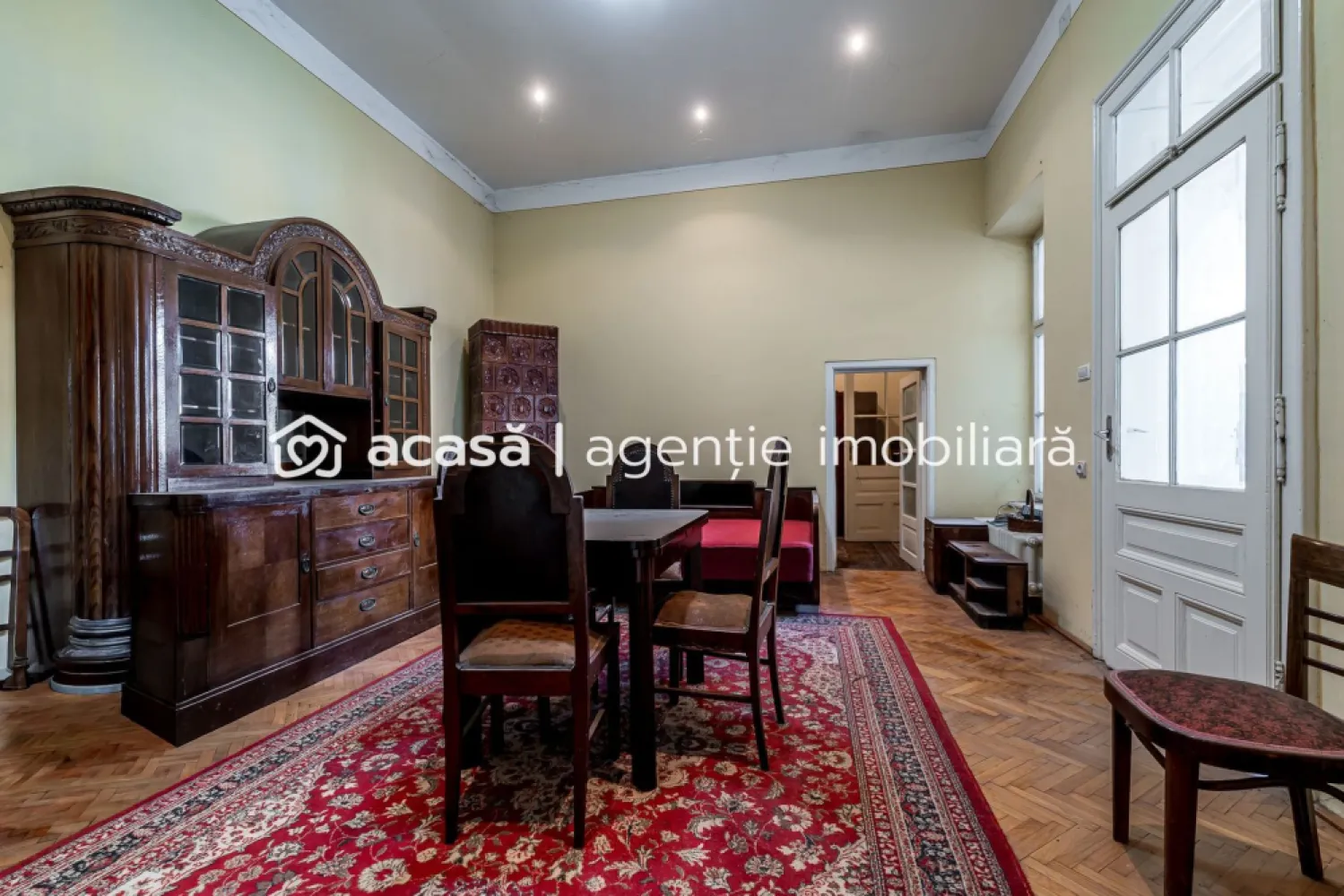 Apartament Ultracentral, str. Lucian Blaga, parter înalt - Preț: 80.000 EUR | Comision 0%
113 mp utili | Parter înalt

Vă prezint un apartament amplu, situat pe strada Lucian Blaga, într-o zonă ultracentrală cu acces rapid către principalele puncte de interes ale orașului. Proprietatea se află la parterul înalt al unui imobil solid, iar suprafața utilă de 113 mp permite configurarea unui spațiu adaptat atât locuirii, cât și activităților profesionale.

Interiorul este format din două camere, un living generos, antreu, baie și bucătărie. Spațiul necesită renovare completă, ceea ce oferă libertatea de a-l reamenaja integral, în funcție de stilul și nevoile viitorului proprietar. 

Camerele sunt mari, cu proporții specifice clădirilor istorice, iar holul central poate fi reorganizat pentru a eficientiza circulația sau pentru a crea zone suplimentare de depozitare.

Parterul înalt oferă un nivel bun de intimitate și siguranță, fără dezavantajele parterelor clasice.

Strada Lucian Blaga este cunoscută pentru poziționarea sa echilibrată: suficient de aproape de centrul orașului pentru a avea acces rapid la transport, magazine, școli și zone verzi, dar în același timp ferită de aglomerația arterelor principale.

Este o proprietate potrivită pentru cei care caută suprafețe mari, flexibilitate în amenajare și un amplasament central cu potențial pe termen lung.

📞 Pentru detalii sau programarea unei vizionări: Mihai Molnar – 0761 899 230 (telefon / WhatsApp)

💳 Dacă ai nevoie de finanțare, îți pot obține gratuit oferte de la 16 bănci.
🏡 Ai o proprietate de vânzare în Arad? Îți ofer o evaluare gratuită, fără obligații.

🏢 ACASĂ | Agenție imobiliară Arad
Bulevardul Decebal 2, Arad 310133