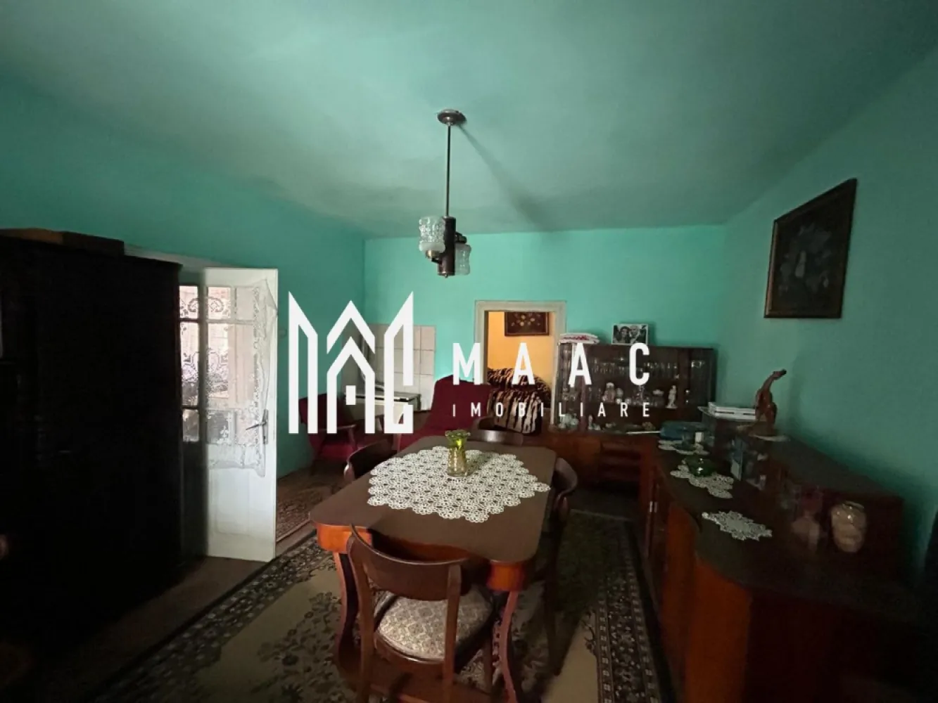 BLACK FRIDAY I Casa individuala I Teren 300mp I Trei Stejari - BLACK FRIDAY - Profită de cea mai bună perioadă din an pentru a deveni proprietar! Reducere de 10.000 euro Pret vechi - 155.000 euro Pret promotional - 145.000euro Casa Individuală cu Potențial de Investiție în Zona Trei Stejari MAAC Imobiliare este încântată să vă prezinte o oportunitate rară de investiție într-o zonă cu un potențial deosebit, situată în inima zonei Treri Stejari. Această proprietate atrăgătoare, cu acces auto, promite un cadru liniștit și confortabil, perfect pentru cei care caută să își contureze propriul cămin sau să facă investiții inteligente. Detalii Cheie: Suprafață Generoasă: Cu o deschidere impresionantă de 20 de metri și un teren în suprafață de 300 de metri pătrați, această proprietate oferă oportunități ample pentru dezvoltare și amenajare. Configurație Flexibilă: Cu 3 camere, inclusiv 2 dormitoare spațioase, această casă individuală este ideală pentru cei care apreciază un spațiu generos și flexibilitate în designul interior. Potențial de Renovare: Cu o suprafață utilă de 75 de metri pătrați și un garaj adiacent, această proprietate necesită renovări, oferind viitorilor proprietari posibilitatea de a-și personaliza și transforma spațiul într-un cămin de vis. Aspecte Tehnice: Construcție Solidă: Ridicată în 1960, casa este construită din cărămidă și este prevăzută cu un acoperiș din țiglă. Potențial de Dezvoltare: Proprietatea poate fi renovată în totalitate sau poate fi demolată pentru a face loc unei noi construcții, în conformitate cu regimul urbanistic zonal. Oportunitățile de dezvoltare sunt nenumărate, având un POT de 35% și un CUT de 0,7, cu posibilitatea unei înălțimi de P+1+M. Localizare și Vecinătate: Situată într-o zonă linistită și pitorească, proprietatea se bucură de un cadru natural fermecător și de acces ușor către facilități esențiale precum magazine, școli și transport în comun. Această locație exclusivă oferă o oportunitate rară de a trăi într-un mediu rural, fără a renunța la accesibilitatea urbană. Pentru detalii suplimentare și programări pentru vizionarea acestei proprietăți atrăgătoare, vă rugăm să ne contactați la numărul menționat mai jos și să specificați ID-ul anunțului: CP2515754 Echipa noastră de agenți imobiliari profesioniști este pregătită să vă asiste în fiecare etapă a procesului de achiziție sau investiție. }}