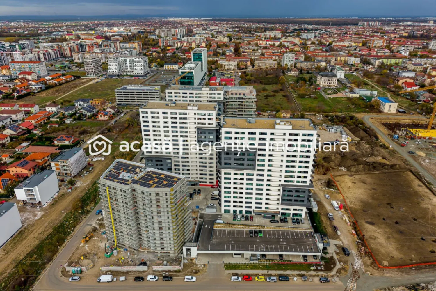 Apartament 3 camere la etajul 16 - XCity Towers, Timișoara - Cauți un apartament modern, într-un complex de referință, cu cerere mare la vânzare și închiriere?

Îți propun un apartament nou în XCity Towers, unul dintre cele mai spectaculoase și moderne proiecte rezidențiale din Timișoara – gândit pentru un stil de viață urban, eficient și contemporan.

💰 Preț listare: 159.807€ + TVA | Comision 0%
📐 Suprafață construită: 100 mp
🏢 Etaj: 16 / 16
🚗 Loc de parcare subteran inclus

🏡 Configurație apartament (73 mp utili):
Living cu bucătărie open-space
2 dormitoare luminoase
2 băi
Balcon
Bloc nou cu lift

🔧 Dotări & confort:
Încălzire în pardoseală
Aer condiționat
Rolete electrice
Sistem Smart Home – control facil al confortului
Apartament complet finisat la predare
Loc de parcare subteran inclus în preț

De ce XCity Towers?
Proiect emblematic al Timișoarei, recunoscut pentru: design contemporan; luminozitate excelentă; eficiență energetică.

Cerere constant ridicată, disponibilitate limitată – potrivit pentru: locuire urbană modernă sau investiție cu randament ridicat (închiriere medie sau long-term)

📍 Zona & facilități: Infrastructură completă; Acces rapid la centre comerciale, transport public, spații verzi; Zonă cu cerere în creștere la închiriere.

Achiziția se face direct de la dezvoltator, fără comision, cu transparență totală în proces.

📞 Sună‑mă acum să programăm o vizionare, sunt Mihai Molnar și am numărul de telefon: 0761 899 230

📸 Imaginile au caracter informativ, preluate din apartamente finalizate și finisate din cadrul complexului.

💳 Nu dispui de toată suma? Te ajutăm gratuit! Îți obținem oferte de la 16 bănci.

🏠 Ai o proprietate de vânzare în Arad și vrei să știi cât valorează cu adevărat! Sună‑mă pentru o evaluare gratuită, fără obligații.

🏢 ACASĂ | Agenție imobiliară Arad
Bulevardul Decebal 2, Arad 310133

#acasaarad #xcitytowers #imobiliaretimisoara #timisoara #xcity #molnar