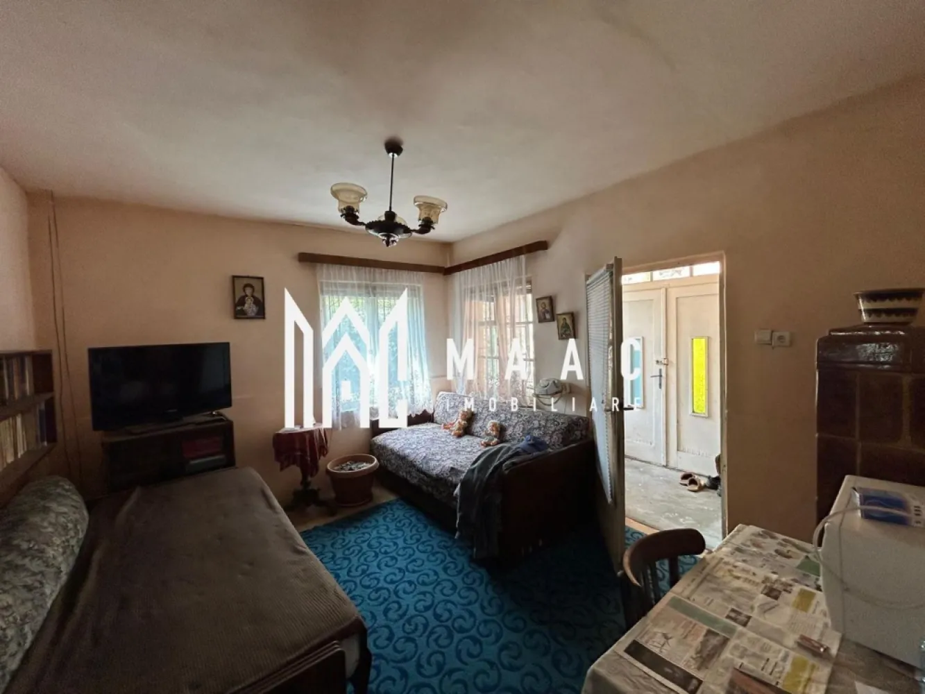 BLACK FRIDAY I Casa individuala I Teren 300mp I Trei Stejari - BLACK FRIDAY - Profită de cea mai bună perioadă din an pentru a deveni proprietar! Reducere de 10.000 euro Pret vechi - 155.000 euro Pret promotional - 145.000euro Casa Individuală cu Potențial de Investiție în Zona Trei Stejari MAAC Imobiliare este încântată să vă prezinte o oportunitate rară de investiție într-o zonă cu un potențial deosebit, situată în inima zonei Treri Stejari. Această proprietate atrăgătoare, cu acces auto, promite un cadru liniștit și confortabil, perfect pentru cei care caută să își contureze propriul cămin sau să facă investiții inteligente. Detalii Cheie: Suprafață Generoasă: Cu o deschidere impresionantă de 20 de metri și un teren în suprafață de 300 de metri pătrați, această proprietate oferă oportunități ample pentru dezvoltare și amenajare. Configurație Flexibilă: Cu 3 camere, inclusiv 2 dormitoare spațioase, această casă individuală este ideală pentru cei care apreciază un spațiu generos și flexibilitate în designul interior. Potențial de Renovare: Cu o suprafață utilă de 75 de metri pătrați și un garaj adiacent, această proprietate necesită renovări, oferind viitorilor proprietari posibilitatea de a-și personaliza și transforma spațiul într-un cămin de vis. Aspecte Tehnice: Construcție Solidă: Ridicată în 1960, casa este construită din cărămidă și este prevăzută cu un acoperiș din țiglă. Potențial de Dezvoltare: Proprietatea poate fi renovată în totalitate sau poate fi demolată pentru a face loc unei noi construcții, în conformitate cu regimul urbanistic zonal. Oportunitățile de dezvoltare sunt nenumărate, având un POT de 35% și un CUT de 0,7, cu posibilitatea unei înălțimi de P+1+M. Localizare și Vecinătate: Situată într-o zonă linistită și pitorească, proprietatea se bucură de un cadru natural fermecător și de acces ușor către facilități esențiale precum magazine, școli și transport în comun. Această locație exclusivă oferă o oportunitate rară de a trăi într-un mediu rural, fără a renunța la accesibilitatea urbană. Pentru detalii suplimentare și programări pentru vizionarea acestei proprietăți atrăgătoare, vă rugăm să ne contactați la numărul menționat mai jos și să specificați ID-ul anunțului: CP2515754 Echipa noastră de agenți imobiliari profesioniști este pregătită să vă asiste în fiecare etapă a procesului de achiziție sau investiție. }}