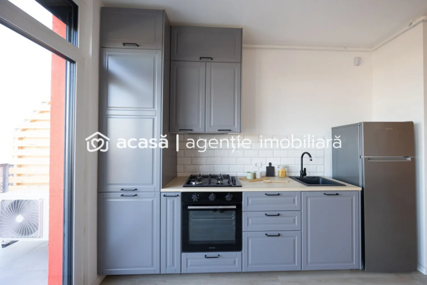 Apartament disponibil acum – Bloc R38 - ARED City - etaj 5/6 - Cauți un apartament care să fie mai mult decât „o locuință”? Un loc în care intri și simți că e gata pentru tine — mobilat, utilat, modern, smart. Acest apartament din ARED CITY, ultimul disponibil acum în bloc R38, e genul pe care îl vezi o dată și îți spui: „Aici m-aș muta.”

✨ Etaj 5 | parcare inclusă | disponibil imediat
🧩 53 mp utili / living open-space / dormitor luminos / baie modernă / logie
🚀 încălzire în pardoseală | aer condiționat | rolete electrice | Smart Home | lift | bloc nou

Acum partea rară: acces direct la ARED Active Park – 1.6 hectare de spații verzi și zone de relaxare. Imaginează-ți diminețile cu cafeaua pe logie și o plimbare în parc, fără să pornești mașina.

Și dacă te gândești la investiție: apartamentul este închiriat până în mai 2026, ceea ce înseamnă stabilitate și randament imediat, într-un cartier modern cu potențial de apreciere.

Preț listare: 139.929 € (TVA inclus)
✅ Comision 0% | ✅ Cumperi direct de la dezvoltator | ✅ Fără agenții

📞 Sună‑mă acum, sunt Mihai Molnar, și am numărul de telefon: 0761 899 230

💳 Nu dispui de toată suma? Te ajutăm gratuit! Îți obținem oferte de la 16 bănci.

🏠 Ai o proprietate de vânzare în Arad și vrei să știi cât valorează cu adevărat. Sună‑mă pentru o evaluare gratuită, fără obligații.

🏢 ARED CITY | Birou Centru
Bulevardul Decebal 2, Arad 310133