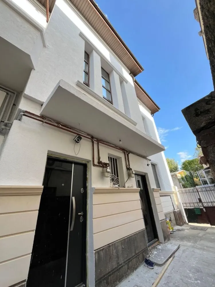 Ag BRASADAS vinde vila 8 camere Parcul Carol - Agenția BRASADAS vinde vila cu 8 camere si curte mica de 170mp in zona Parcul Carol, construita in 1936 și renovata integral în 2024.