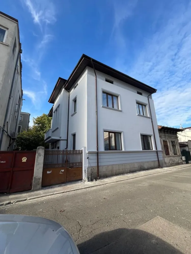 Ag BRASADAS vinde vila 8 camere Parcul Carol - Agenția BRASADAS vinde vila cu 8 camere si curte mica de 170mp in zona Parcul Carol, construita in 1936 și renovata integral în 2024.