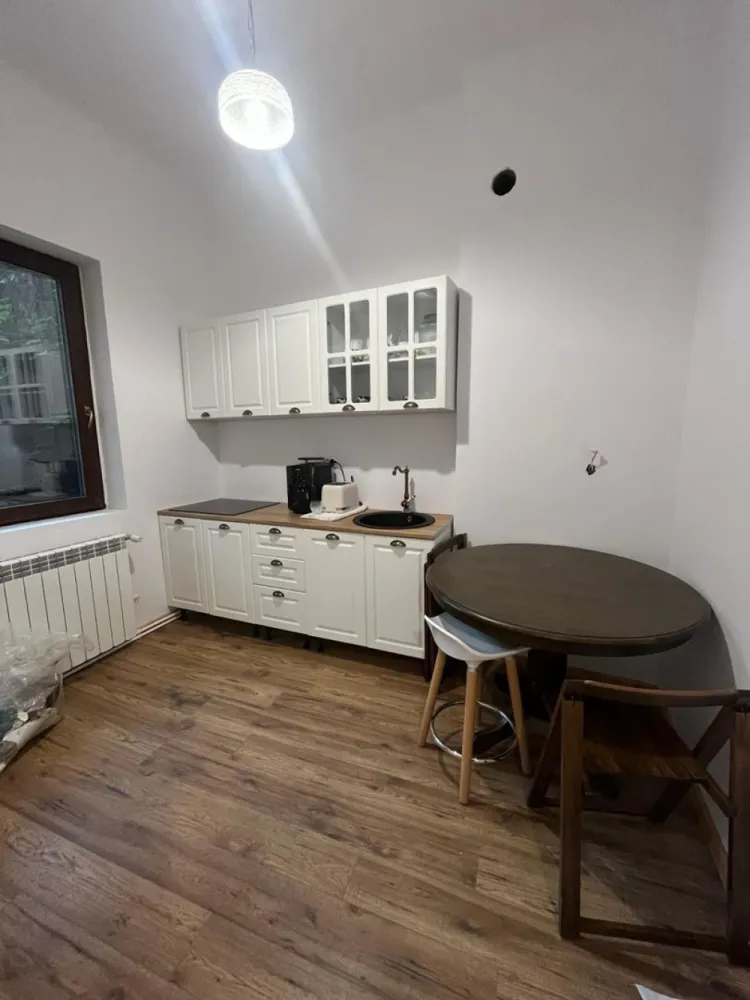 Ag BRASADAS vinde vila 8 camere Parcul Carol - Agenția BRASADAS vinde vila cu 8 camere si curte mica de 170mp in zona Parcul Carol, construita in 1936 și renovata integral în 2024.