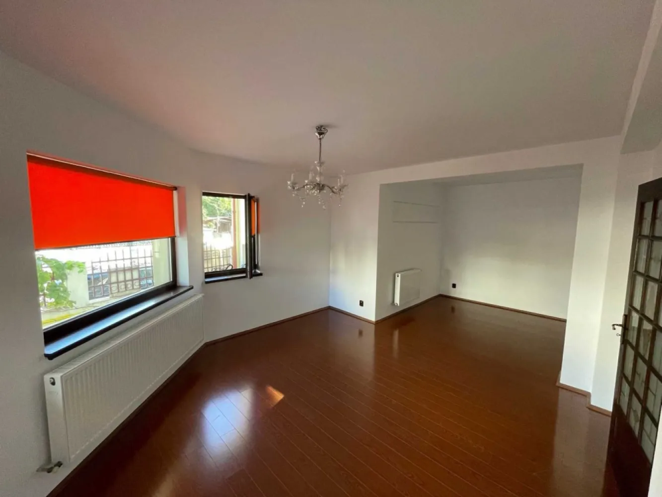 Ag BRASADAS vinde vila 8 cam curte 237mp D+P+2+M 13 Sept. - Agenția BRASADAS vinde vila cu 8 camere si curte 237mp D+P+2+M situata în zona Calea 13 Septembrie, Hotel Marriott, Spitalul Panduri. An constructie 2007.
Structura din beton armat cu inchidere din zidarie porotherm
Suprafata utila D+P+2+M 308mp 
Suprafata curte 237mp
2 intrari, 2 contoare de gaze, 2 contoare de curent electric, 2 centrale termice ( Ideala pentru 2 familii, sedii de firma etc).
Curte spatioasa unde se pot parcat 2-3 masini in functie de dimensiuni.
www.brasadas.com.