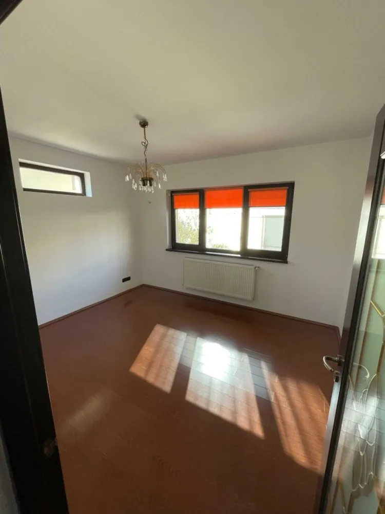 Ag BRASADAS vinde vila 8 cam curte 237mp D+P+2+M 13 Sept. - Agenția BRASADAS vinde vila cu 8 camere si curte 237mp D+P+2+M situata în zona Calea 13 Septembrie, Hotel Marriott, Spitalul Panduri. An constructie 2007.
Structura din beton armat cu inchidere din zidarie porotherm
Suprafata utila D+P+2+M 308mp 
Suprafata curte 237mp
2 intrari, 2 contoare de gaze, 2 contoare de curent electric, 2 centrale termice ( Ideala pentru 2 familii, sedii de firma etc).
Curte spatioasa unde se pot parcat 2-3 masini in functie de dimensiuni.
www.brasadas.com.
