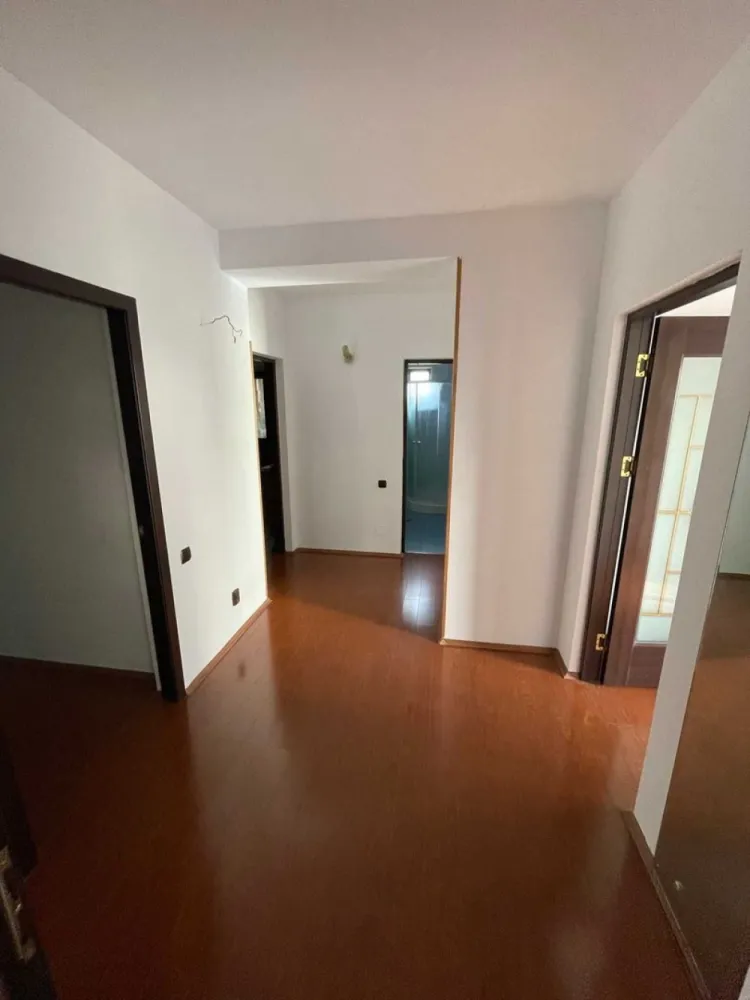 Ag BRASADAS vinde vila 8 cam curte 237mp D+P+2+M 13 Sept. - Agenția BRASADAS vinde vila cu 8 camere si curte 237mp D+P+2+M situata în zona Calea 13 Septembrie, Hotel Marriott, Spitalul Panduri. An constructie 2007.
Structura din beton armat cu inchidere din zidarie porotherm
Suprafata utila D+P+2+M 308mp 
Suprafata curte 237mp
2 intrari, 2 contoare de gaze, 2 contoare de curent electric, 2 centrale termice ( Ideala pentru 2 familii, sedii de firma etc).
Curte spatioasa unde se pot parcat 2-3 masini in functie de dimensiuni.
www.brasadas.com.