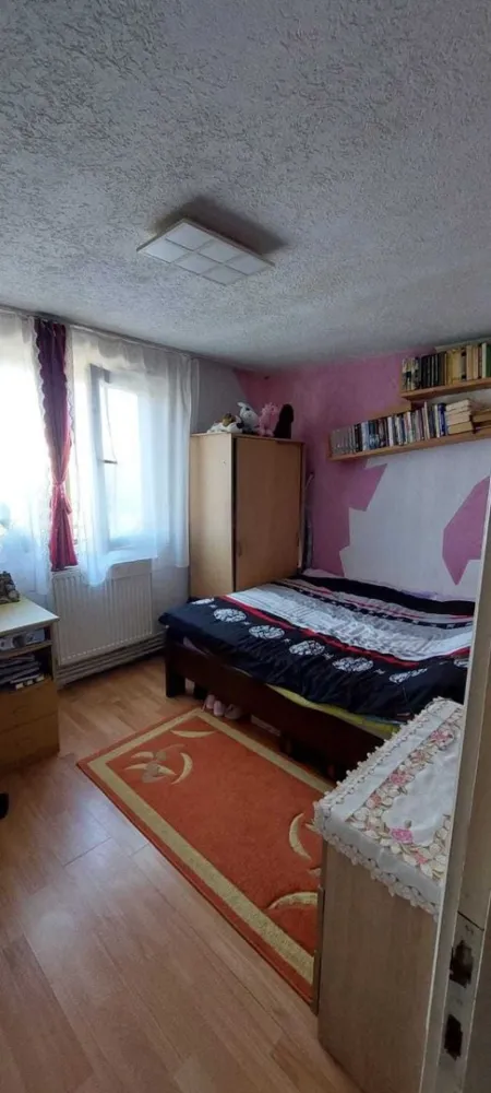 BRASADAS vinde URGENT ap 2 cam etaj 4/4 pe Aleea Prahovei. - Agenția imobiliara BRASADAS vinde URGENT apartament cu 2 camere, pe Aleea Prahovei la etajul 4 din 4 cu suprafata utila de 42 mp.

CENTRALA TERMICA PROPRIE, geamuri termopan, loc parcare rezervat.

In apropiere Piata Somes, Lidl, Spit. Jud., Shopping City.

Pentru mai multe oferte accesați www.brasadas.com.