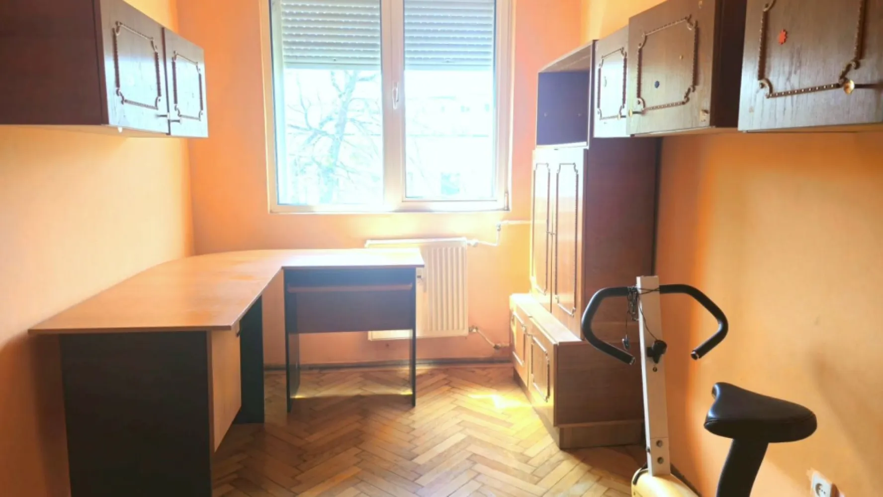 De vanzare apartament cu 3 camere Tiglina 1, 67.000 euro - Vă propunem spre vânzare un apartament cu 3 camere, situat într-una dintre cele mai bine cotate zone ale municipiului Galați – cartier Țiglina 1, pe strada Saturn, în imediata apropiere a Parcului Șahiștilor și a pieței. 

Locația oferă acces rapid către puncte de interes importante, fiind ideală atât pentru locuit, cât și pentru investiție.
Apartamentul este amplasat la etajul 2 al unui imobil cu regim de înălțime P+4, construit în anul 1965. 
Dispune de o suprafață de aproximativ 60 mp și este compartimentat semidecomandat, oferind o organizare eficientă a spațiului: living luminos cu acces către balcon, două dormitoare, bucătărie și grup sanitar prevăzut cu geam pentru aerisire naturală.
Proprietatea nu este locuită și necesită renovare totală, oferind viitorului proprietar oportunitatea de a o amenaja complet după propriile preferințe. 
Se pot păstra anumite elemente existente, precum tâmplăria cu geam termopan, iar parchetul clasic din lemn masiv poate fi recondiționat, adăugând un plus de valoare și autenticitate locuinței. 
Apartamentul nu prezintă modificări structurale.
Imobilul în care este situat apartamentul nu este încadrat în nicio clasă de risc seismic, ceea ce permite achiziția inclusiv prin credit bancar.

Preț propus pentru tranzacționare: 67.000 euro
Ofertă disponibilă în exclusivitate prin agenția Mag Invest.
Pentru relații suplimentare și programarea unei vizionări:
Telefon: 0746 252 252 Liliana Ene.