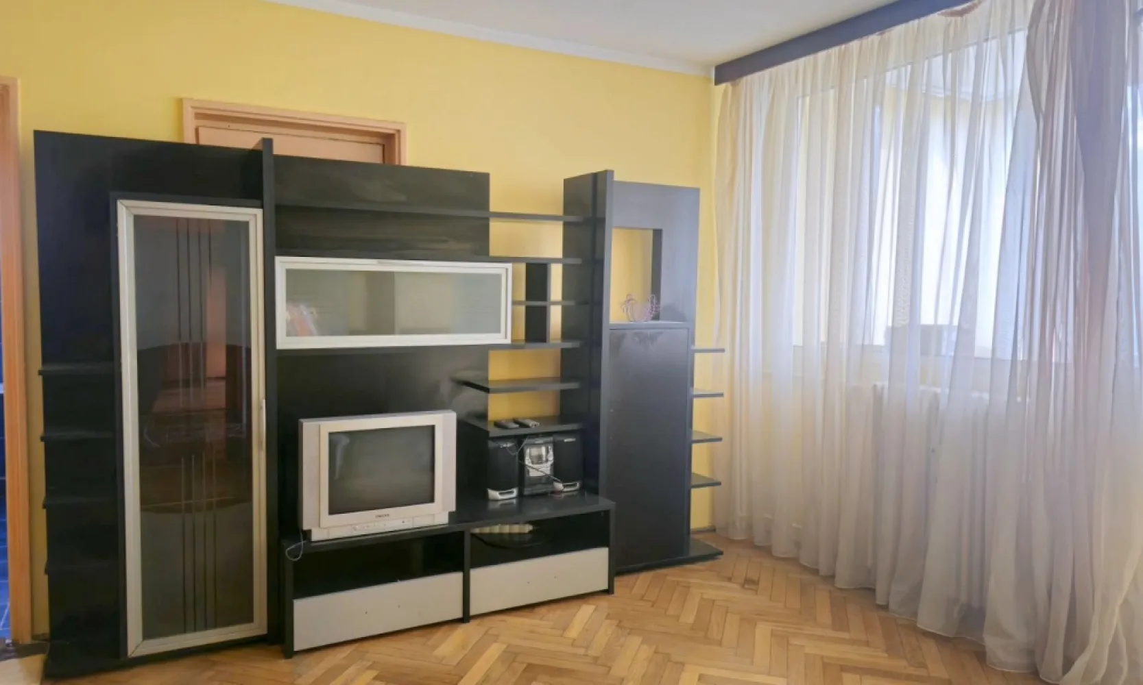 De vanzare apartament cu 3 camere Tiglina 1, 67.000 euro - Vă propunem spre vânzare un apartament cu 3 camere, situat într-una dintre cele mai bine cotate zone ale municipiului Galați – cartier Țiglina 1, pe strada Saturn, în imediata apropiere a Parcului Șahiștilor și a pieței. 

Locația oferă acces rapid către puncte de interes importante, fiind ideală atât pentru locuit, cât și pentru investiție.
Apartamentul este amplasat la etajul 2 al unui imobil cu regim de înălțime P+4, construit în anul 1965. 
Dispune de o suprafață de aproximativ 60 mp și este compartimentat semidecomandat, oferind o organizare eficientă a spațiului: living luminos cu acces către balcon, două dormitoare, bucătărie și grup sanitar prevăzut cu geam pentru aerisire naturală.
Proprietatea nu este locuită și necesită renovare totală, oferind viitorului proprietar oportunitatea de a o amenaja complet după propriile preferințe. 
Se pot păstra anumite elemente existente, precum tâmplăria cu geam termopan, iar parchetul clasic din lemn masiv poate fi recondiționat, adăugând un plus de valoare și autenticitate locuinței. 
Apartamentul nu prezintă modificări structurale.
Imobilul în care este situat apartamentul nu este încadrat în nicio clasă de risc seismic, ceea ce permite achiziția inclusiv prin credit bancar.

Preț propus pentru tranzacționare: 67.000 euro
Ofertă disponibilă în exclusivitate prin agenția Mag Invest.
Pentru relații suplimentare și programarea unei vizionări:
Telefon: 0746 252 252 Liliana Ene.