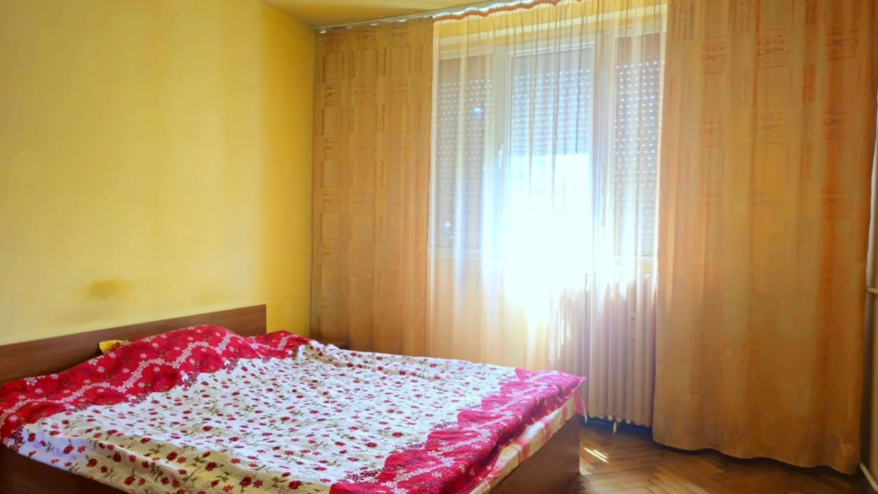De vanzare apartament cu 3 camere Tiglina 1, 67.000 euro - Vă propunem spre vânzare un apartament cu 3 camere, situat într-una dintre cele mai bine cotate zone ale municipiului Galați – cartier Țiglina 1, pe strada Saturn, în imediata apropiere a Parcului Șahiștilor și a pieței. 

Locația oferă acces rapid către puncte de interes importante, fiind ideală atât pentru locuit, cât și pentru investiție.
Apartamentul este amplasat la etajul 2 al unui imobil cu regim de înălțime P+4, construit în anul 1965. 
Dispune de o suprafață de aproximativ 60 mp și este compartimentat semidecomandat, oferind o organizare eficientă a spațiului: living luminos cu acces către balcon, două dormitoare, bucătărie și grup sanitar prevăzut cu geam pentru aerisire naturală.
Proprietatea nu este locuită și necesită renovare totală, oferind viitorului proprietar oportunitatea de a o amenaja complet după propriile preferințe. 
Se pot păstra anumite elemente existente, precum tâmplăria cu geam termopan, iar parchetul clasic din lemn masiv poate fi recondiționat, adăugând un plus de valoare și autenticitate locuinței. 
Apartamentul nu prezintă modificări structurale.
Imobilul în care este situat apartamentul nu este încadrat în nicio clasă de risc seismic, ceea ce permite achiziția inclusiv prin credit bancar.

Preț propus pentru tranzacționare: 67.000 euro
Ofertă disponibilă în exclusivitate prin agenția Mag Invest.
Pentru relații suplimentare și programarea unei vizionări:
Telefon: 0746 252 252 Liliana Ene.