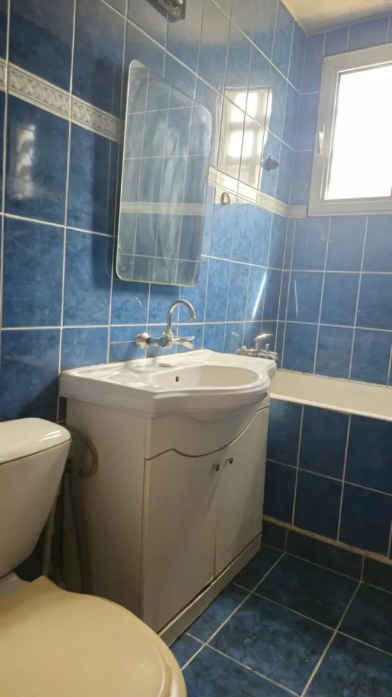De vanzare apartament cu 3 camere Tiglina 1, 67.000 euro - Vă propunem spre vânzare un apartament cu 3 camere, situat într-una dintre cele mai bine cotate zone ale municipiului Galați – cartier Țiglina 1, pe strada Saturn, în imediata apropiere a Parcului Șahiștilor și a pieței. 

Locația oferă acces rapid către puncte de interes importante, fiind ideală atât pentru locuit, cât și pentru investiție.
Apartamentul este amplasat la etajul 2 al unui imobil cu regim de înălțime P+4, construit în anul 1965. 
Dispune de o suprafață de aproximativ 60 mp și este compartimentat semidecomandat, oferind o organizare eficientă a spațiului: living luminos cu acces către balcon, două dormitoare, bucătărie și grup sanitar prevăzut cu geam pentru aerisire naturală.
Proprietatea nu este locuită și necesită renovare totală, oferind viitorului proprietar oportunitatea de a o amenaja complet după propriile preferințe. 
Se pot păstra anumite elemente existente, precum tâmplăria cu geam termopan, iar parchetul clasic din lemn masiv poate fi recondiționat, adăugând un plus de valoare și autenticitate locuinței. 
Apartamentul nu prezintă modificări structurale.
Imobilul în care este situat apartamentul nu este încadrat în nicio clasă de risc seismic, ceea ce permite achiziția inclusiv prin credit bancar.

Preț propus pentru tranzacționare: 67.000 euro
Ofertă disponibilă în exclusivitate prin agenția Mag Invest.
Pentru relații suplimentare și programarea unei vizionări:
Telefon: 0746 252 252 Liliana Ene.