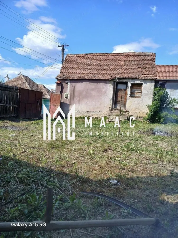 Casa de vanzare cu teren | zona centrala| Miercurea Sibiului - MAAC Imobiliare vă propune spre vânzare o proprietate cu potențial excelent, situată aproape de zona centrală din Miercurea Sibiului, într-o zonă liniștită, cu acces facil către punctele de interes, ideală atât pentru locuire după renovare, cât și pentru investiție imobiliară. Amplasarea avantajoasă și terenul generos oferă multiple posibilități de valorificare pe termen lung.

Imobilul este compus din casă individuală cu teren aferent, fiind potrivit pentru cei care doresc să renoveze și să personalizeze spațiul conform propriilor preferințe sau să dezvolte un proiect investițional.

Caracteristici principale:
-casă individuală
-teren generos, ideal pentru amenajare

Avantaje ale proprietății:
-situată aproape de zona centrală
-zonă liniștită
-acces din stradă asfaltată
-proximitate față de puncte de interes

Proprietatea reprezintă o oportunitate pentru investitori, având potențial ridicat de valorificare după renovare, dar și pentru cei care caută o locuință ce poate fi adaptată în funcție de nevoi și preferințe.

Pentru mai multe detalii și programarea unei vizionări, vă rugăm să contactați MAAC Imobiliare și să menționați la telefon numărul CP3064773.