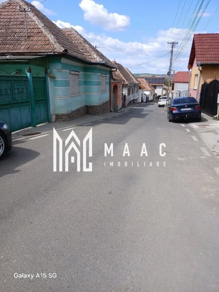Casa de vanzare cu teren | zona centrala| Miercurea Sibiului - MAAC Imobiliare vă propune spre vânzare o proprietate cu potențial excelent, situată aproape de zona centrală din Miercurea Sibiului, într-o zonă liniștită, cu acces facil către punctele de interes, ideală atât pentru locuire după renovare, cât și pentru investiție imobiliară. Amplasarea avantajoasă și terenul generos oferă multiple posibilități de valorificare pe termen lung.

Imobilul este compus din casă individuală cu teren aferent, fiind potrivit pentru cei care doresc să renoveze și să personalizeze spațiul conform propriilor preferințe sau să dezvolte un proiect investițional.

Caracteristici principale:
-casă individuală
-teren generos, ideal pentru amenajare

Avantaje ale proprietății:
-situată aproape de zona centrală
-zonă liniștită
-acces din stradă asfaltată
-proximitate față de puncte de interes

Proprietatea reprezintă o oportunitate pentru investitori, având potențial ridicat de valorificare după renovare, dar și pentru cei care caută o locuință ce poate fi adaptată în funcție de nevoi și preferințe.

Pentru mai multe detalii și programarea unei vizionări, vă rugăm să contactați MAAC Imobiliare și să menționați la telefon numărul CP3064773.