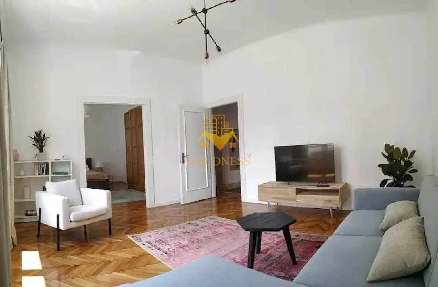 2 camere decomandate, Modern, Central, Horea, UBB, Pet Friendly - GOLDNESS Imobiliare vă propune spre închiriere un apartament cu 2 camere complet mobilat și utilat, situat la parterul unei cladiri cu un etaj, în Zona centrala.
Posibiliatate de parcare in zona cu abonament la primarie/ la liber!
Se află în apropierea stațiilor de transport în comun, magazine, restaurante, spații verzi, farmacii, etc. 

Apartamentul este compartimentat astfel:
 - dormitor cu pat matrimonial, dressing, noptiere, birou
 - living cu canapea extensibila, televizor, comoda tv
 - bucatarie complet utilată și mobilată, loc de servit masa 
 - baie cu dus walk-in, calorifer port prosop și dulap pentru depozitare.
 - terasa de 10 mp.

Imobilul este dotat cu toate cele necesare- centrală proprie, frigider, aragaz, hotă, mașină de spălat haine, etc. 

Dacă sunteți interesați de acest apartament și doriți să îl vizionați, dar și pentru alte oferte nu ezitați să ne contactați telefonic sau prin e-mail. Vă stăm la dispoziție!
Pentru intermediere se percepe un comision de 50% din prețul chiriei!