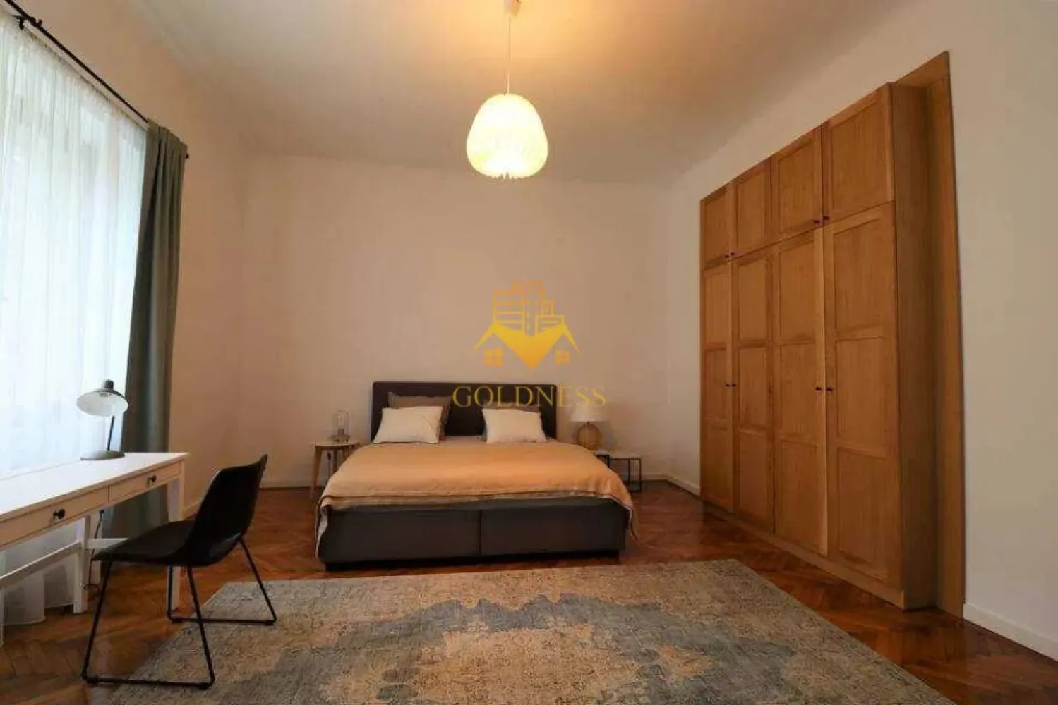 2 camere decomandate, Modern, Central, Horea, UBB, Pet Friendly - GOLDNESS Imobiliare vă propune spre închiriere un apartament cu 2 camere complet mobilat și utilat, situat la parterul unei cladiri cu un etaj, în Zona centrala.
Posibiliatate de parcare in zona cu abonament la primarie/ la liber!
Se află în apropierea stațiilor de transport în comun, magazine, restaurante, spații verzi, farmacii, etc. 

Apartamentul este compartimentat astfel:
 - dormitor cu pat matrimonial, dressing, noptiere, birou
 - living cu canapea extensibila, televizor, comoda tv
 - bucatarie complet utilată și mobilată, loc de servit masa 
 - baie cu dus walk-in, calorifer port prosop și dulap pentru depozitare.
 - terasa de 10 mp.

Imobilul este dotat cu toate cele necesare- centrală proprie, frigider, aragaz, hotă, mașină de spălat haine, etc. 

Dacă sunteți interesați de acest apartament și doriți să îl vizionați, dar și pentru alte oferte nu ezitați să ne contactați telefonic sau prin e-mail. Vă stăm la dispoziție!
Pentru intermediere se percepe un comision de 50% din prețul chiriei!