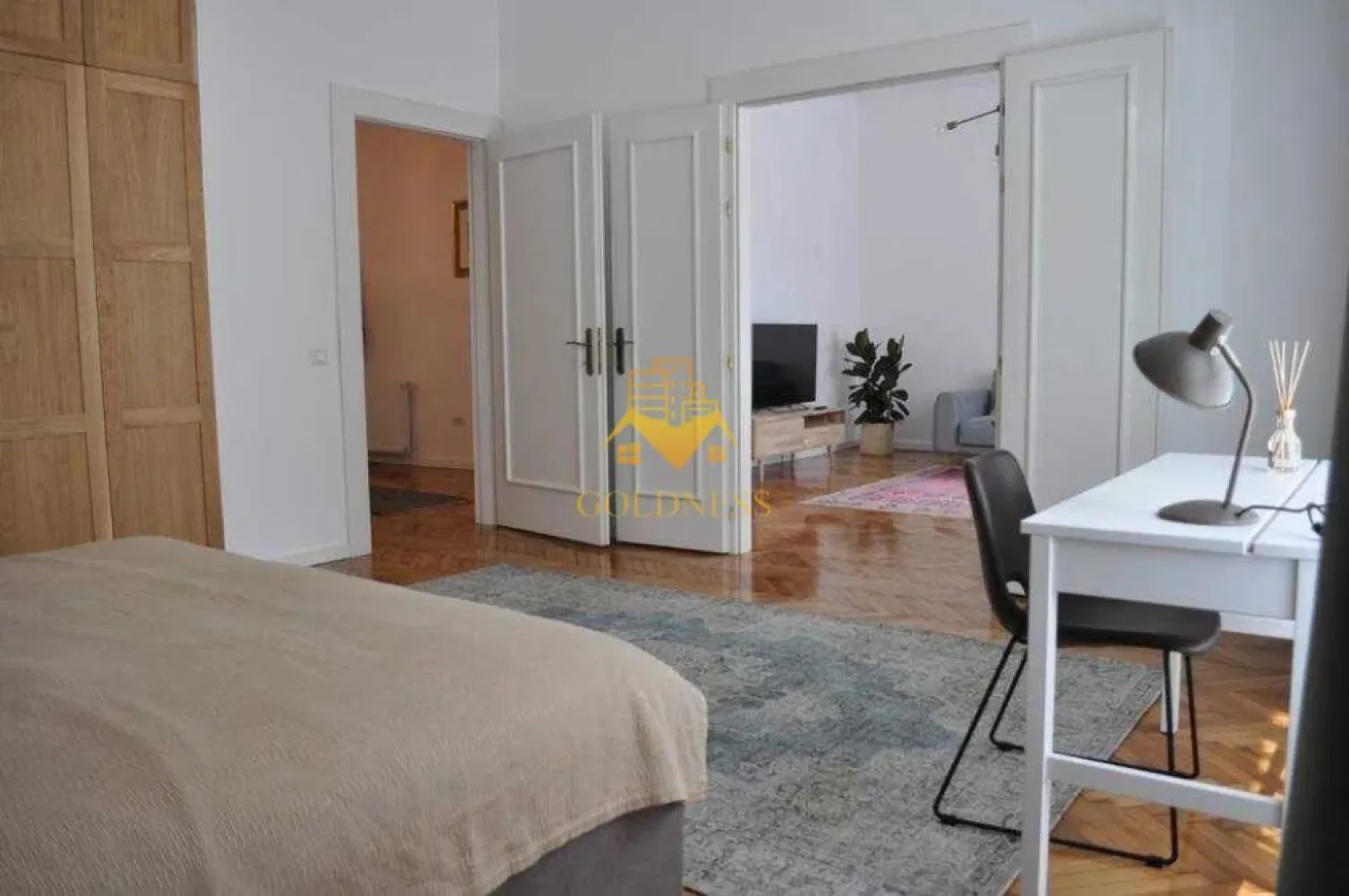 2 camere decomandate, Modern, Central, Horea, UBB, Pet Friendly - GOLDNESS Imobiliare vă propune spre închiriere un apartament cu 2 camere complet mobilat și utilat, situat la parterul unei cladiri cu un etaj, în Zona centrala.
Posibiliatate de parcare in zona cu abonament la primarie/ la liber!
Se află în apropierea stațiilor de transport în comun, magazine, restaurante, spații verzi, farmacii, etc. 

Apartamentul este compartimentat astfel:
 - dormitor cu pat matrimonial, dressing, noptiere, birou
 - living cu canapea extensibila, televizor, comoda tv
 - bucatarie complet utilată și mobilată, loc de servit masa 
 - baie cu dus walk-in, calorifer port prosop și dulap pentru depozitare.
 - terasa de 10 mp.

Imobilul este dotat cu toate cele necesare- centrală proprie, frigider, aragaz, hotă, mașină de spălat haine, etc. 

Dacă sunteți interesați de acest apartament și doriți să îl vizionați, dar și pentru alte oferte nu ezitați să ne contactați telefonic sau prin e-mail. Vă stăm la dispoziție!
Pentru intermediere se percepe un comision de 50% din prețul chiriei!