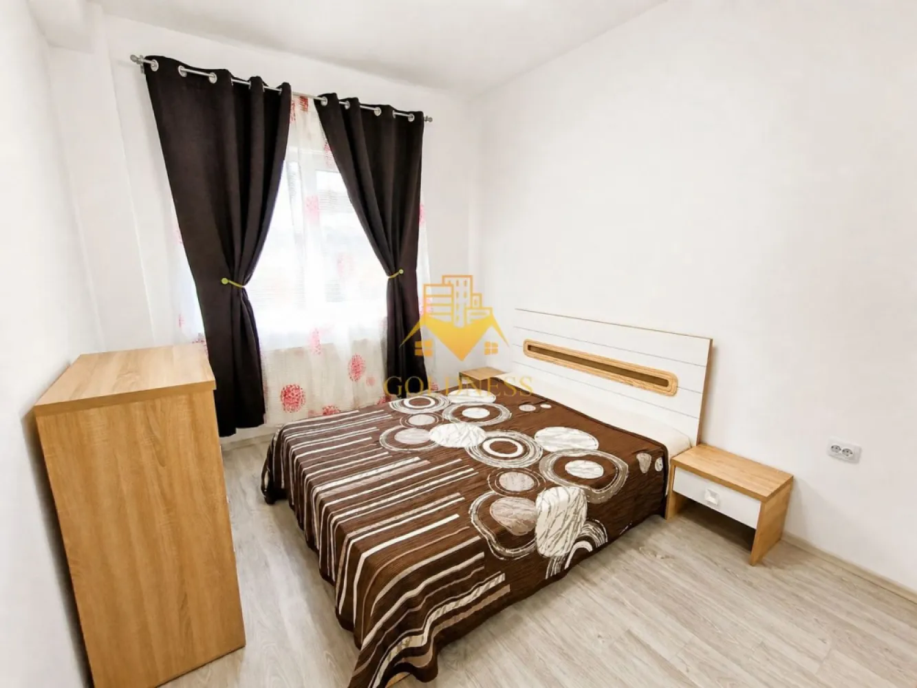 2 camere open space, Modern, Parcare, Buna Ziua, Grand Hotel Italia - GOLDNESS Imobiliare vă propune spre închiriere un apartament cu 2 camere complet mobilat și utilat, la etajul parter într-un imobil de 3 etaje, în Cartierul Bună Ziua.
Dispune de doua locuri de parcare!
Se află în apropierea stațiilor de transport în comun, magazine, restaurante, spații verzi, farmacii, precum Lidl, 18 GYM, Mega Image, Panemar, etc. 

Apartamentul este compartimentat astfel:
 - dormitor cu pat matrimonial, dressing, noptiere
 - living cu bucatarie open space complet utilată și mobilată, canapea extensibilă, loc de servit masa 
 - baie cu cadă, calorifer port prosop și dulap pentru depozitare.
 - terasa inchisa de 10 mp.

Imobilul este dotat cu toate cele necesare- centrală proprie, frigider, aragaz, hotă, mașină de spălat haine, aer conditionat, etc. 

Dacă sunteți interesați de acest apartament și doriți să îl vizionați, dar și pentru alte oferte nu ezitați să ne contactați telefonic sau prin e-mail. Vă stăm la dispoziție!
Pentru intermediere se percepe un comision de 50% din prețul chiriei!