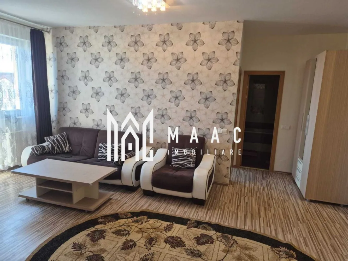 Apartament 3 camere | 2 băi | 74 MPU | 2 Balcoane | Turnișor - MAAC Imobiliare vă propune spre vânzare un apartament cu 3 camere care îndeplinește cele mai căutate criterii ale cumpărătorilor:

este poziționat la etaj intermediar
beneficiază de lift
are o compartimentare complet decomandată
2 băi,
2 balcoane
parcare subterană

Este o proprietate completă, care îmbină armonios confortul, funcționalitatea și o locație ferită de agitația cotidiană.

Locuința se află la etajul 4 al unui imobil construit în anul 2013, cu structură din cărămidă și un regim de înălțime P+6E+ER. 

Cu o suprafață utilă de 71 mp, la care se adaugă balcoane de 9 mp, apartamentul este structurat astfel:

Hol de acces

Living luminos cu ieșire pe balcon

Bucătărie separată, mobilată și utilată

Două băi funcționale

Dormitor matrimonial cu balcon propriu

Al doilea dormitor spațios

Finisajele sunt clasice și bine întreținute, incluzând ferestre cu tâmplărie PVC și geam termopan, uși interioare celulare, pereți cu vopsea lavabilă și faianță, precum și podele acoperite cu parchet și gresie. 

Confortul termic este asigurat de centrala proprie și calorifere, iar blocul este izolat termic la exterior.

Apartamentul se vinde complet mobilat și utilat, fiind dotat cu plită pe gaz, cuptor, hotă, mașină de spălat rufe, frigider cu congelator, cuptor cu microunde și TV. 

Printre dotările imobilului se numără interfonul, liftul modern și poarta de acces auto cu telecomandă pentru parcarea subterană. 

De asemenea, există locuri de parcare suplimentare pentru vizitatori.

Proprietatea poate fi achiziționată atât din surse proprii, cât și prin credit bancar.

Pentru a descoperi potențialul acestei locuințe și pentru a programa o vizionare, contactați-ne și speificați codul de identificare al proprietății: CP3068903.